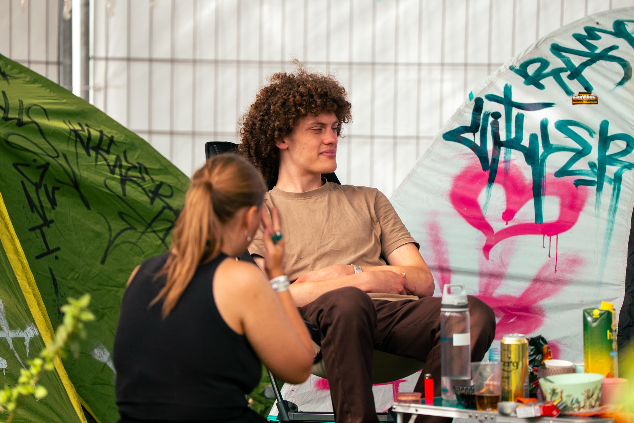 Gezin met kind in bolderkar voor het Rastaplas logo 2025