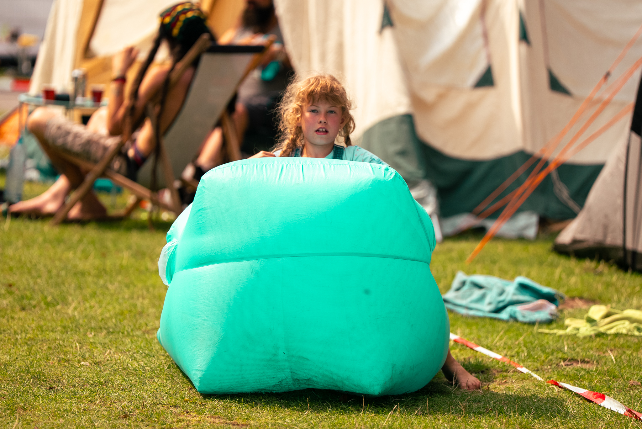 Meisje kijkt over opblaasbaar kussen op de camping Rastaplas 2025