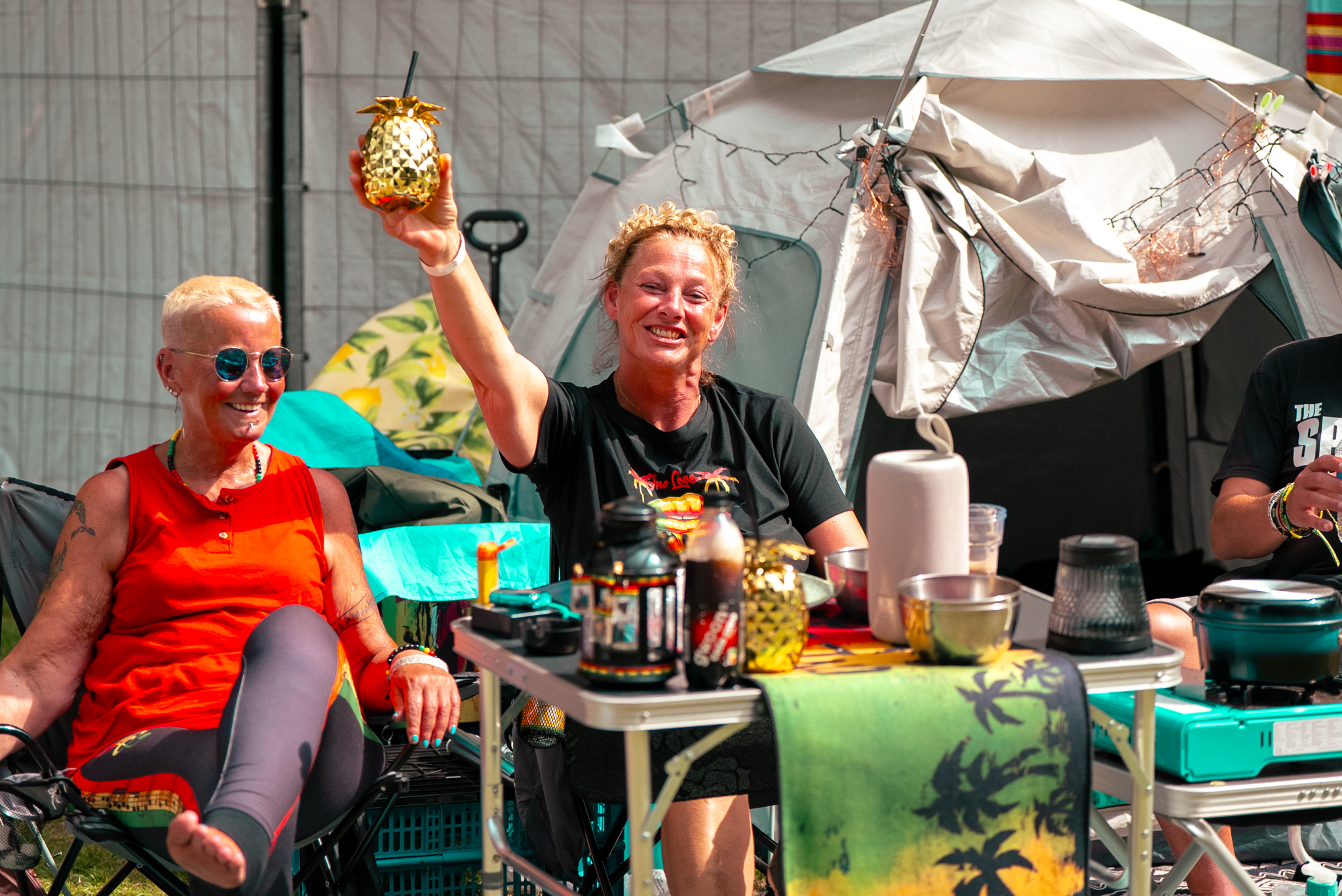 Twee vrouwen op de camping proost met ananas beker op Rastaplas 2025