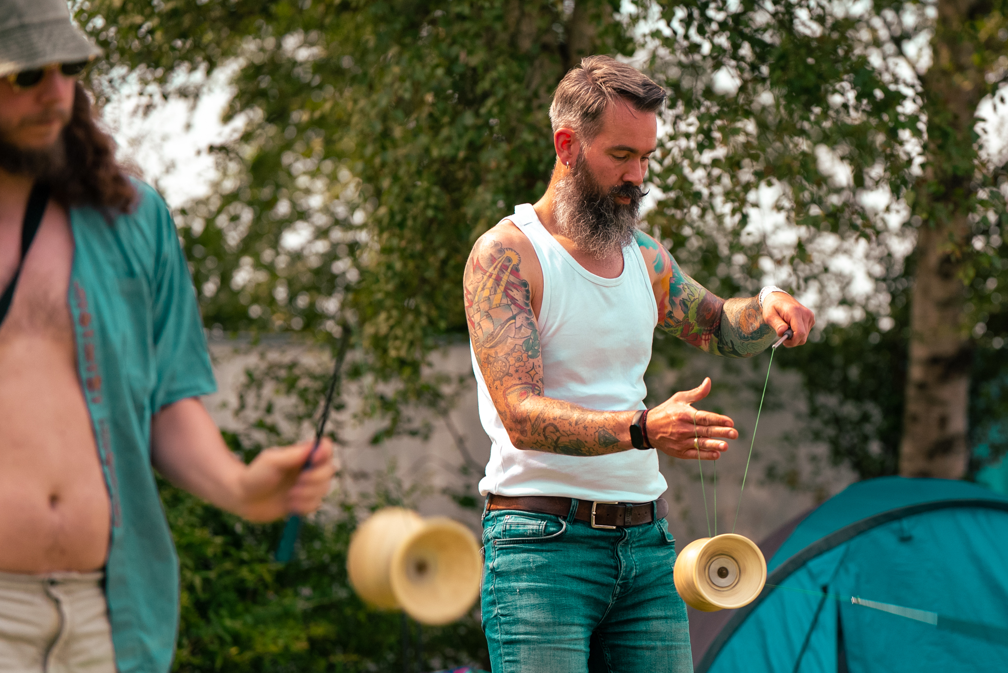 Vrouw met dreadlocks drinkt blikje bier bij het podium op Rastaplas 2025