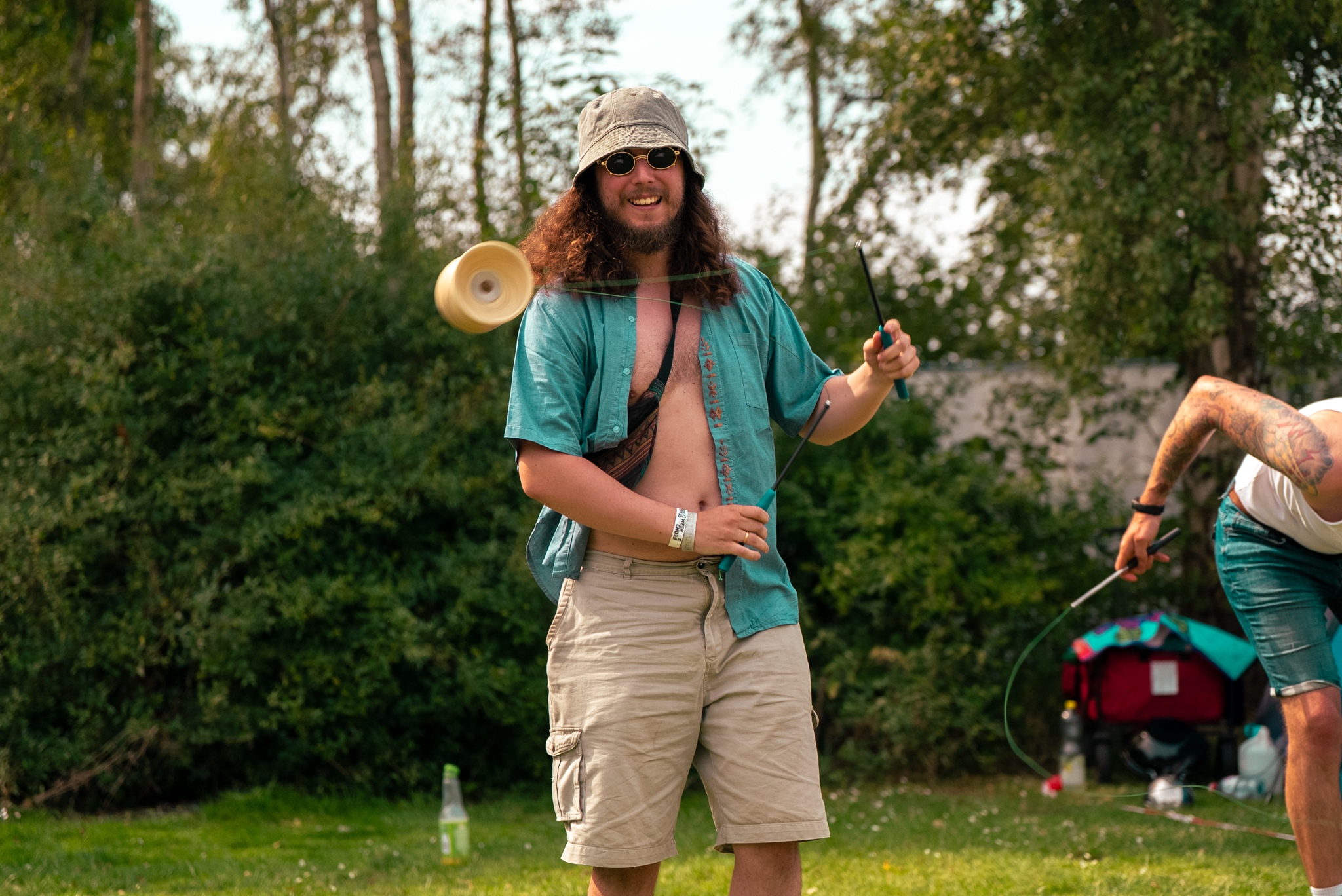 Twee mannen relaxen bij de Bob Marley chillout stoel op Rastaplas 2025