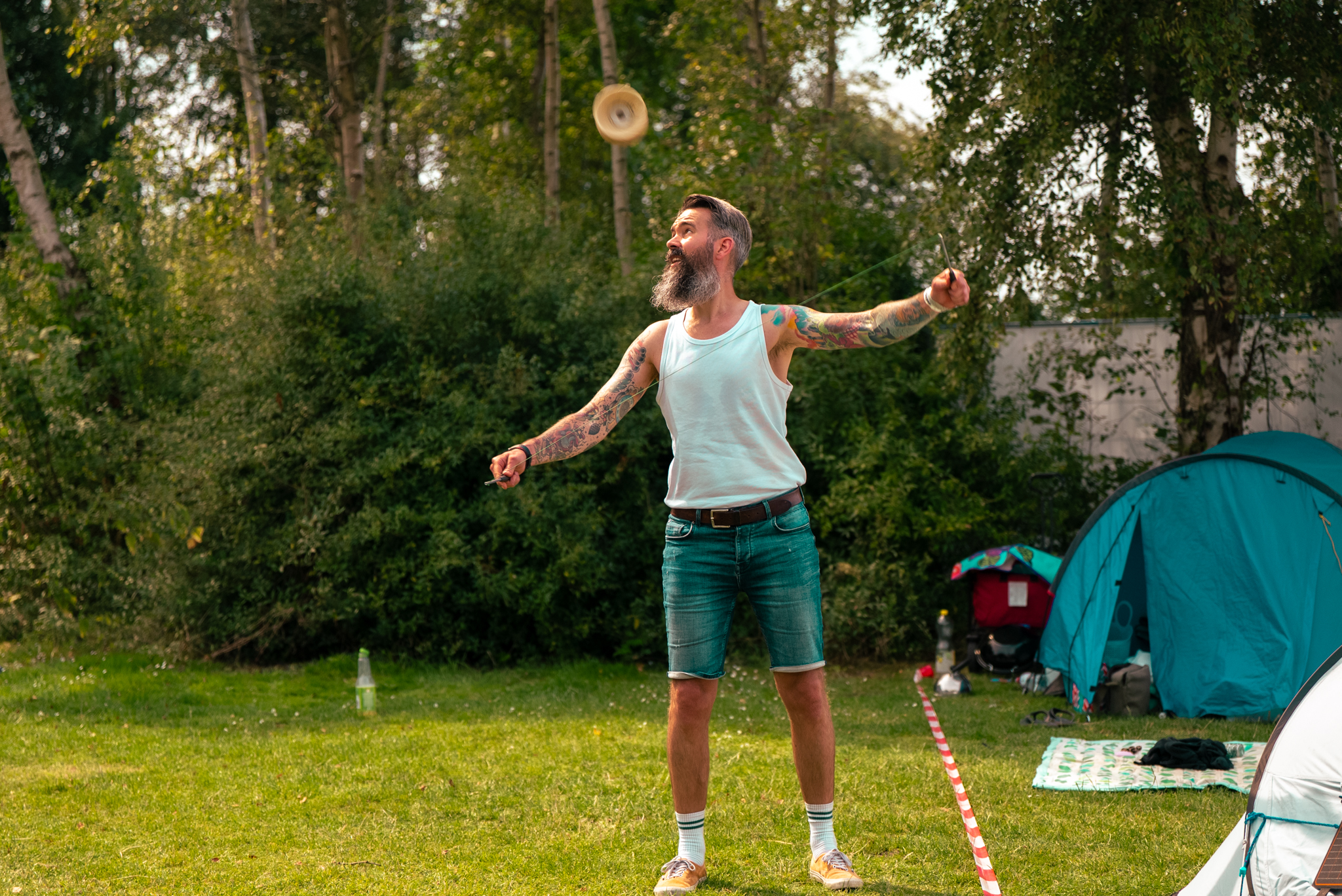 Jongeman bereidt satestokjes op de BBQ op Rastaplas 2025