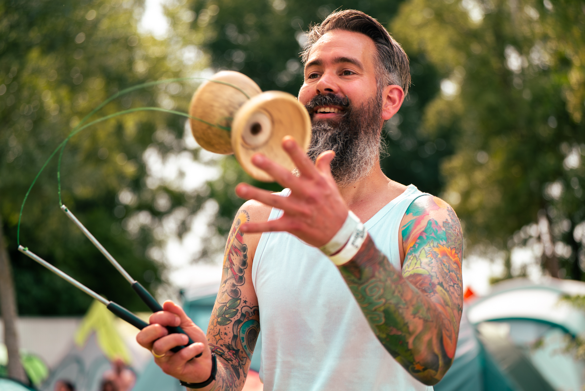 Twee mannen geven elkaar een handshake op de camping bij Rastaplas 2025
