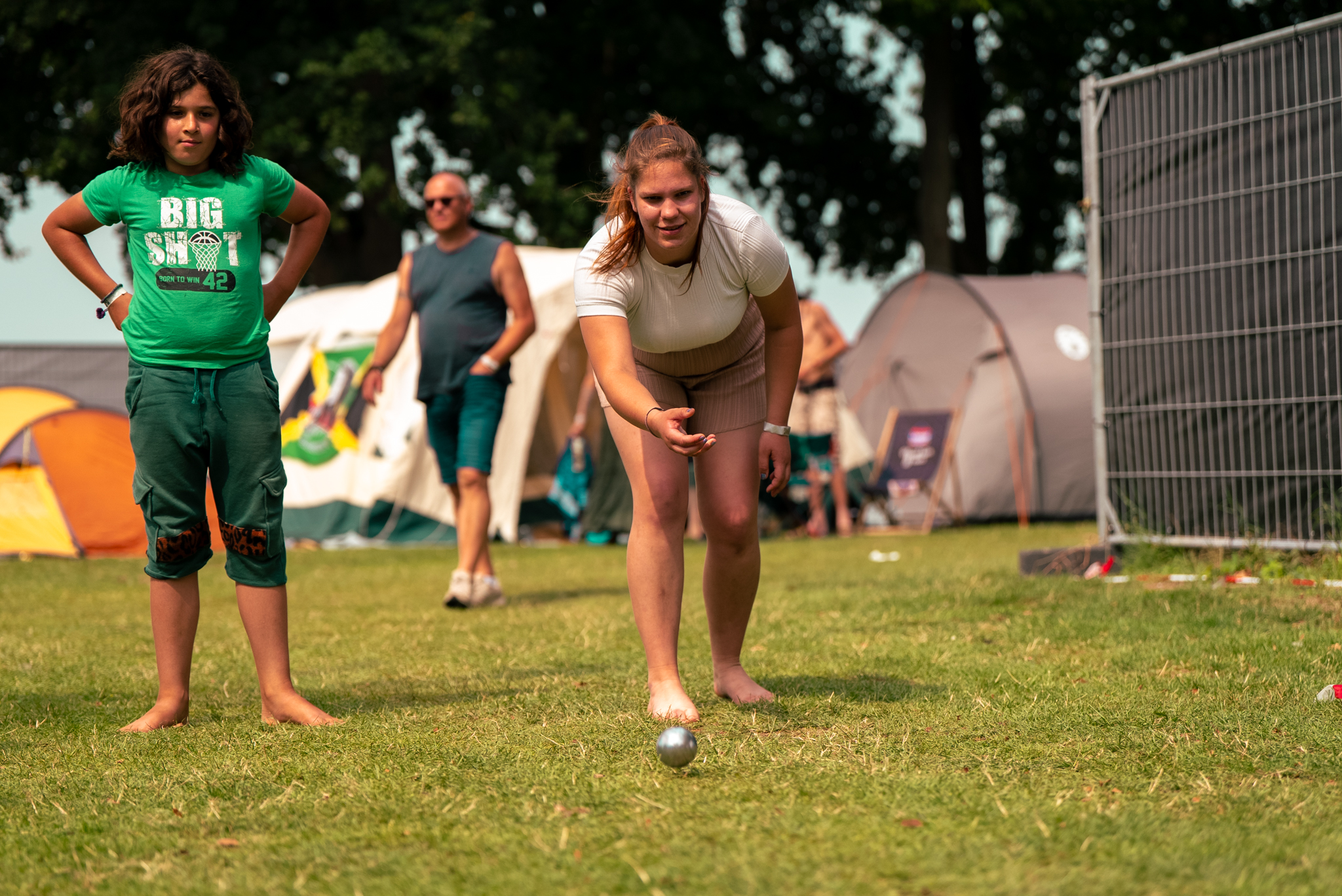 Kind gooit jeu de boules bal op de camping bij Rastaplas 2025