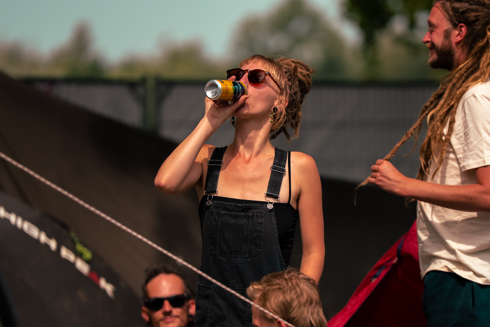 Man en vrouw spelen jeu de boules op de camping bij Rastaplas 2025
