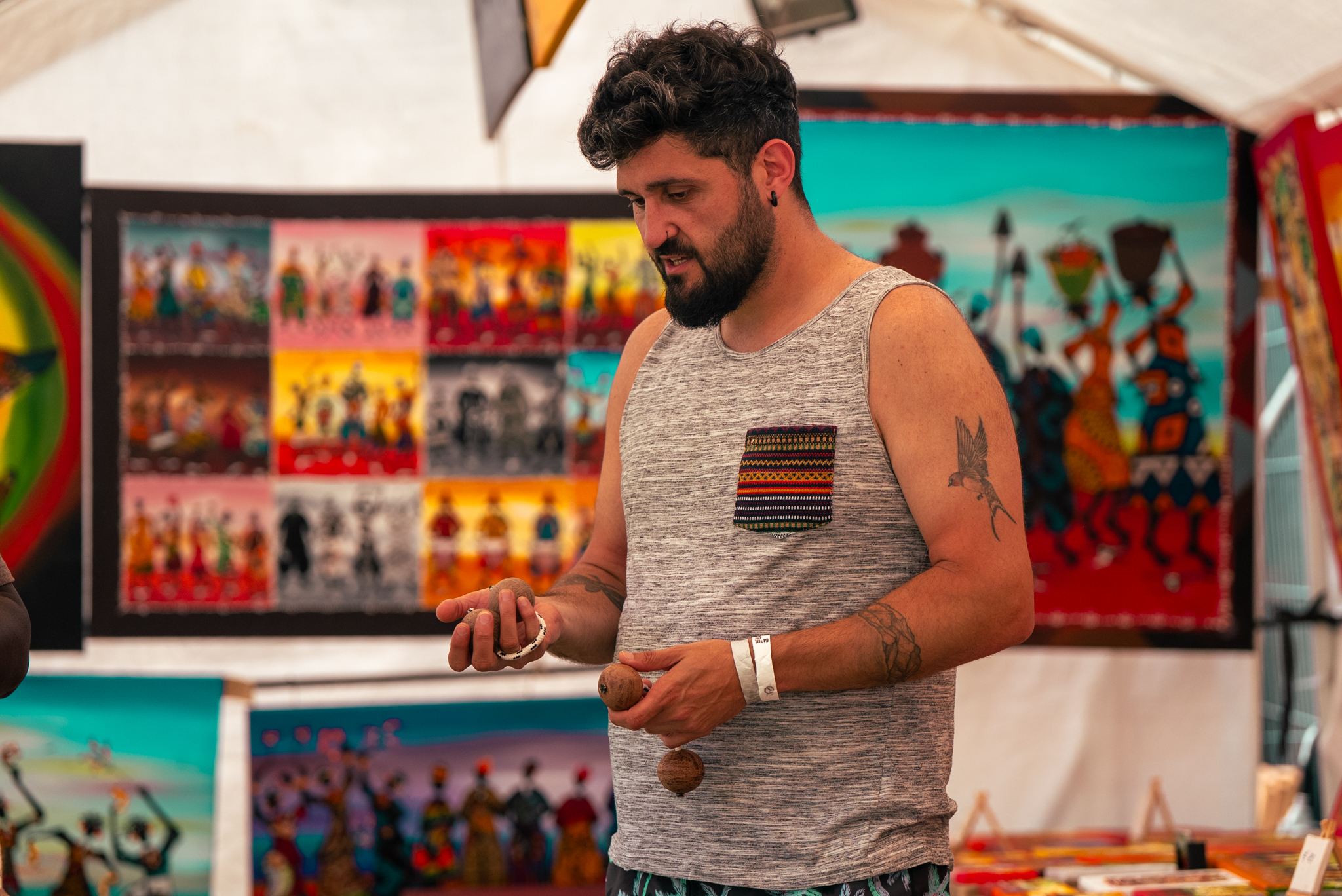 Vrouw met kind met rasta koptelefoon zitten gezellig aan tafel op Rastaplas 2025