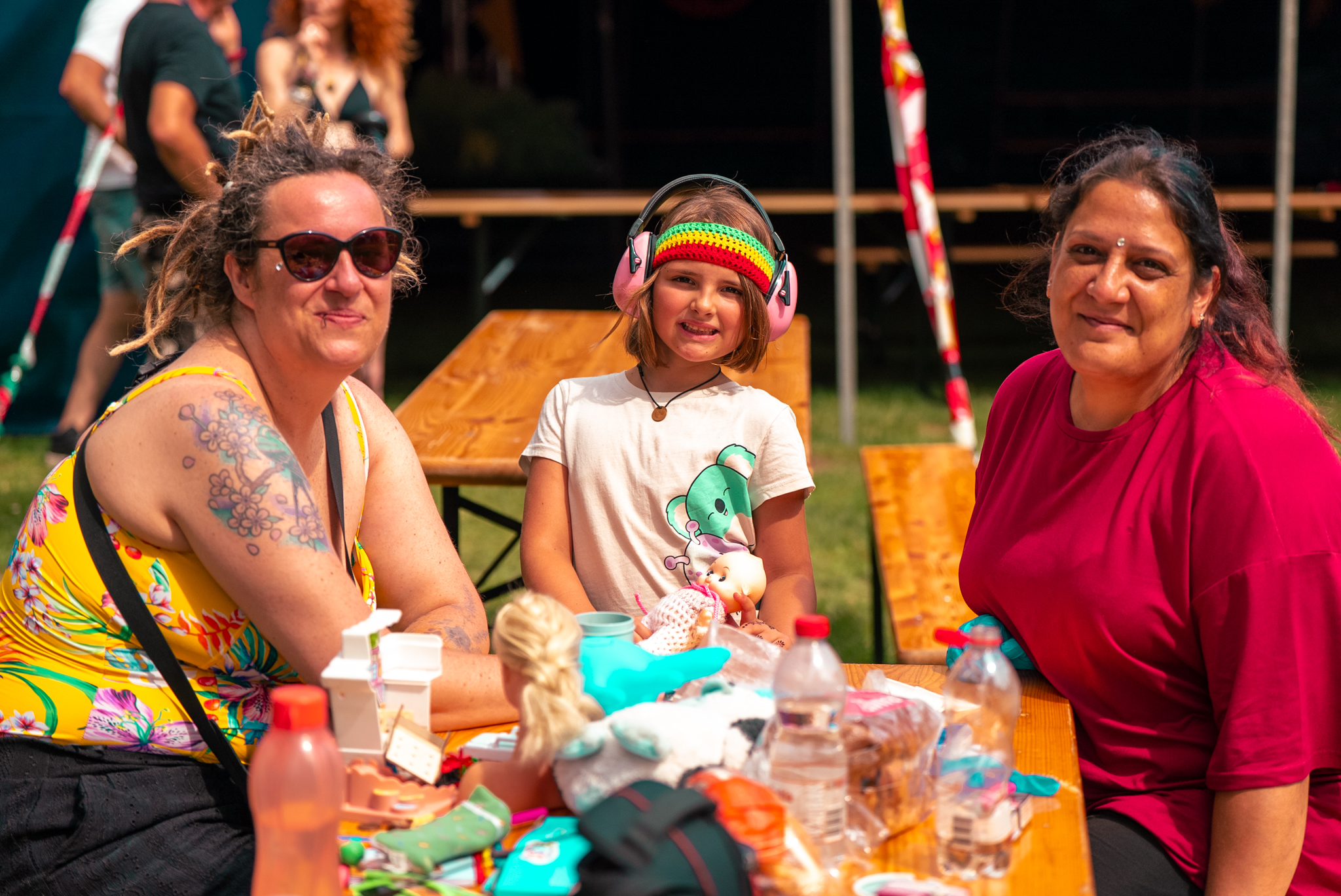 Man met tatoeages speelt diabolo op de camping bij Rastaplas 2025