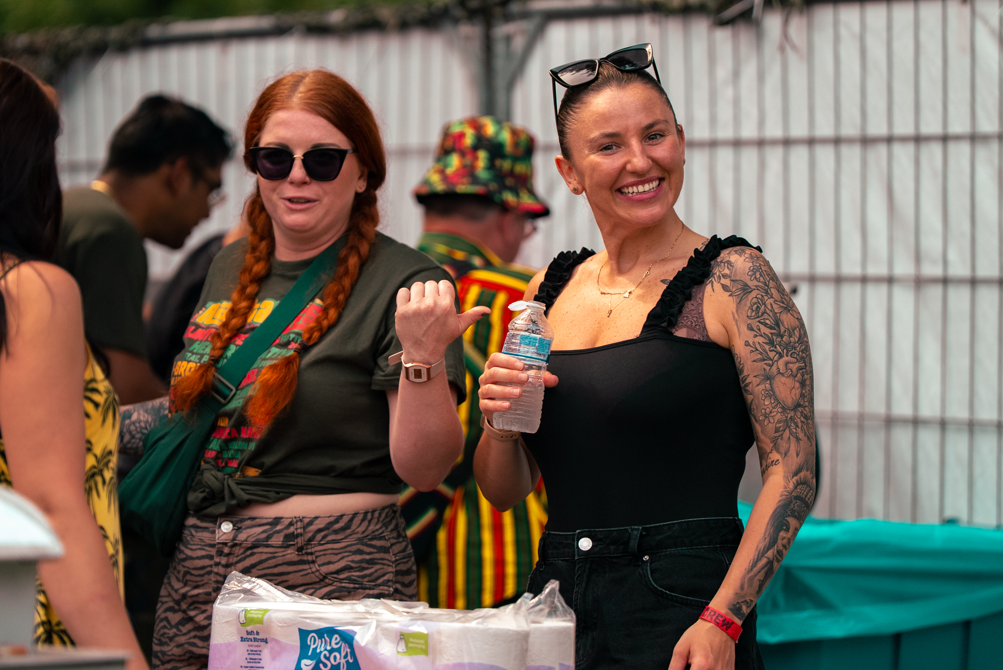 Man met dreadlocks en Jamaicaanse vlag bij een marktstand op Rastaplas 2025