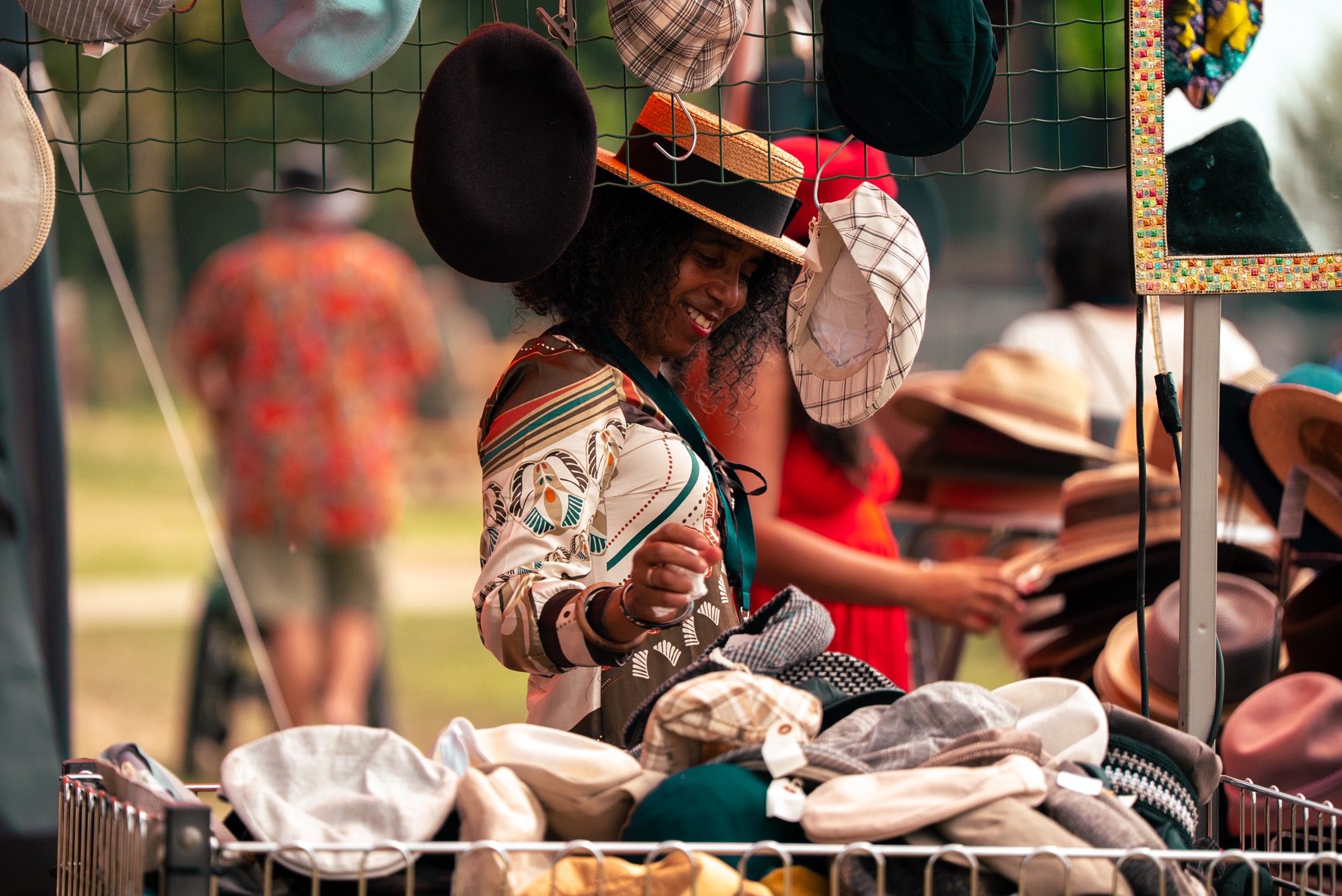Man met kleurrijke Afrikaanse kleding zit ontspannen bij het festival op Rastaplas 2025