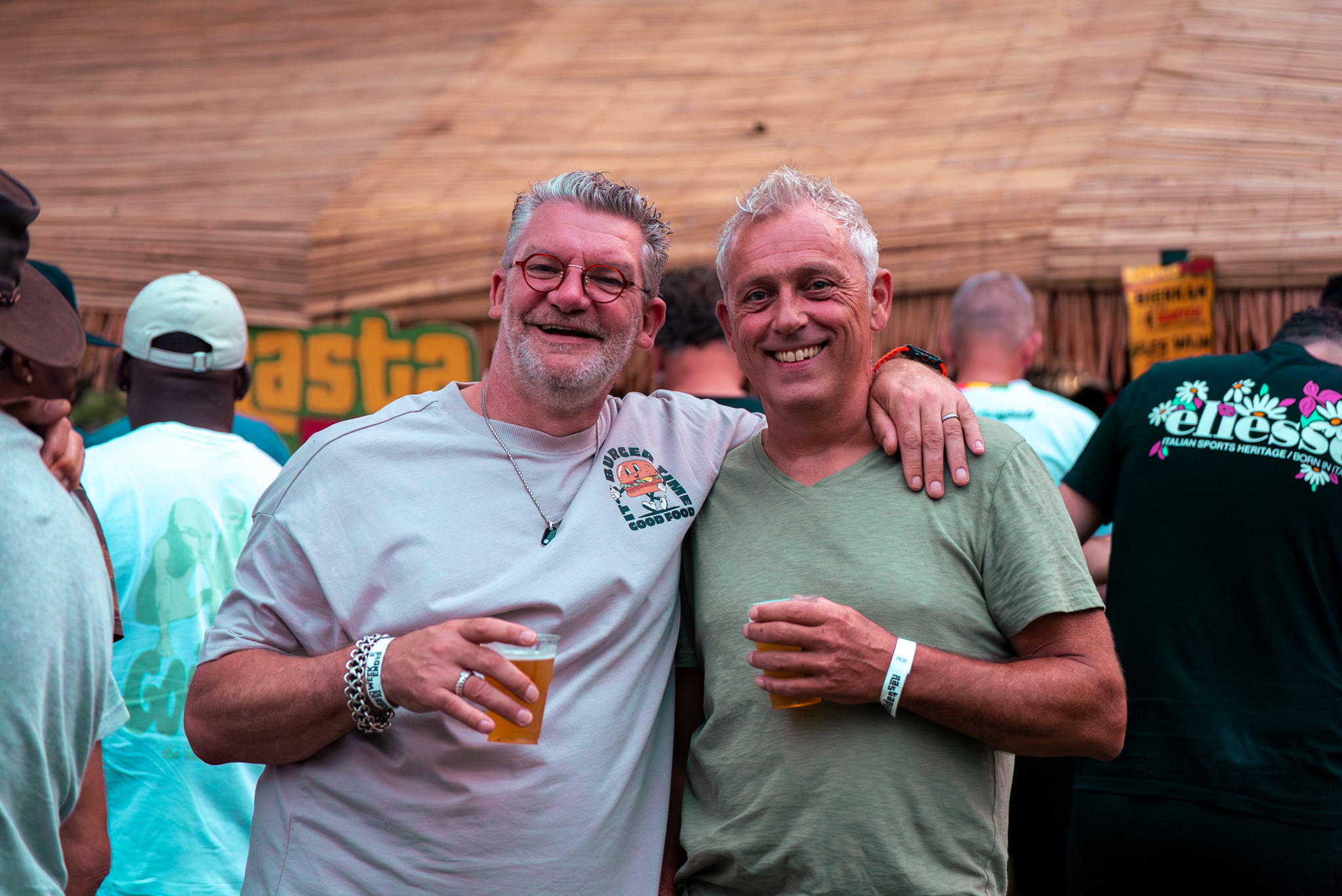 Twee vrienden lachen samen met biertje in de hand bij Rastaplas 2025