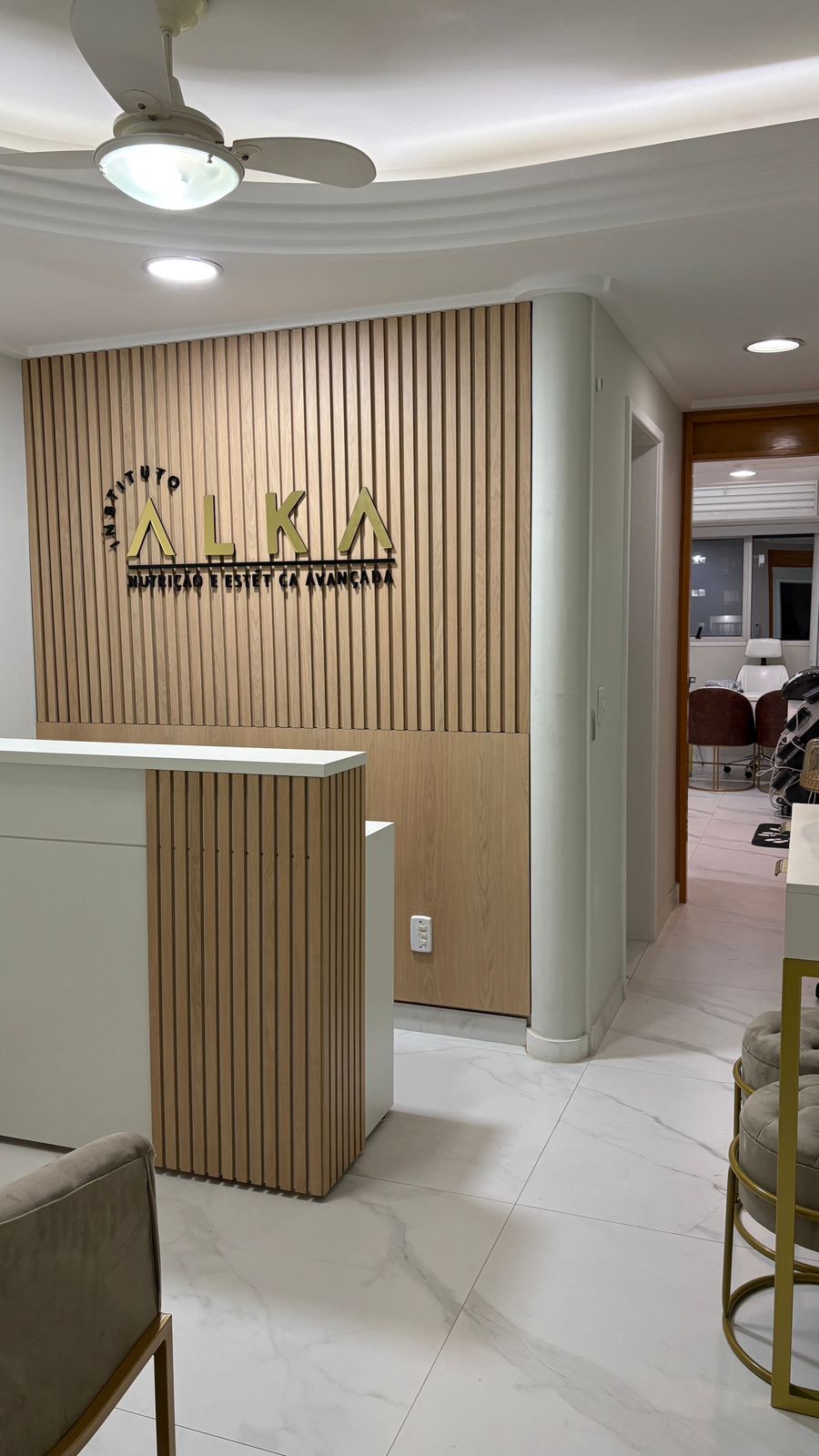 Recepção do Instituto ALKA — logo com ripado de madeira clara e ambiente moderno