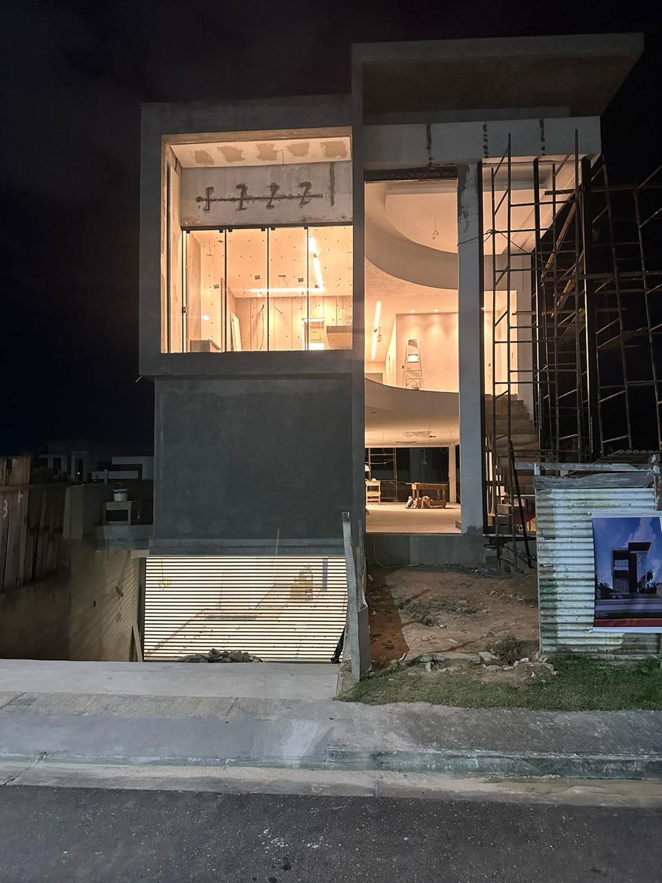 Casa moderna em construção à noite com iluminação