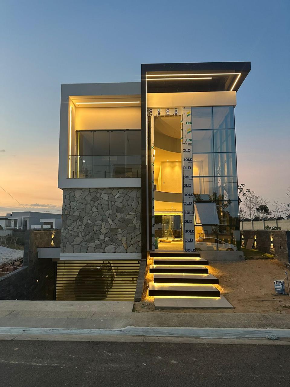 Casa contemporânea com escada iluminada ao entardecer