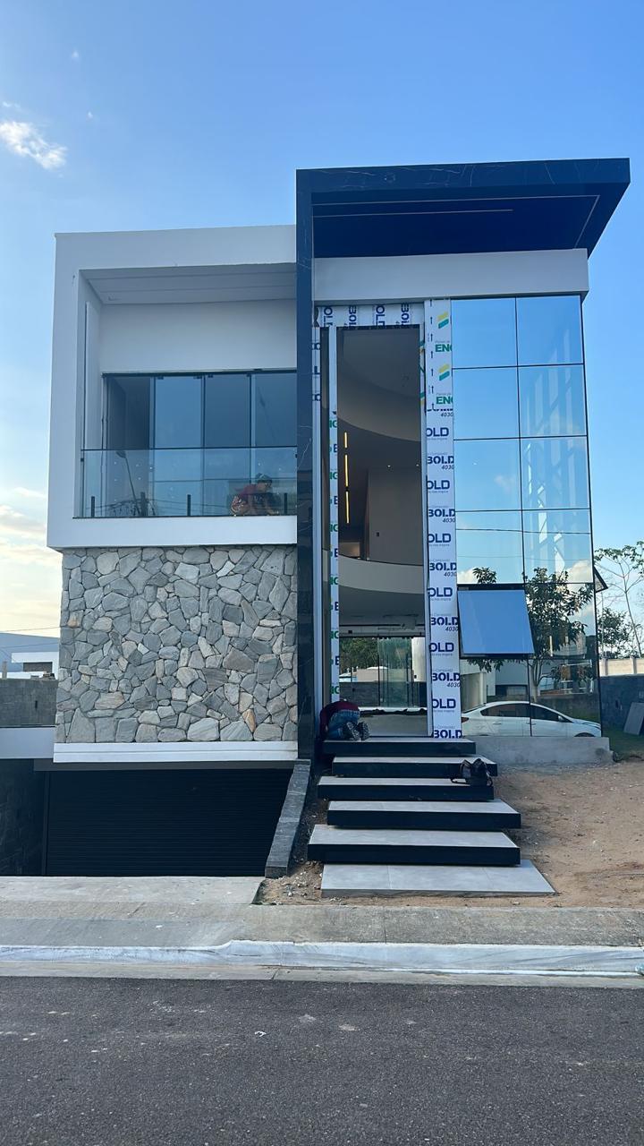 Fachada moderna com pedra e vidro durante o dia