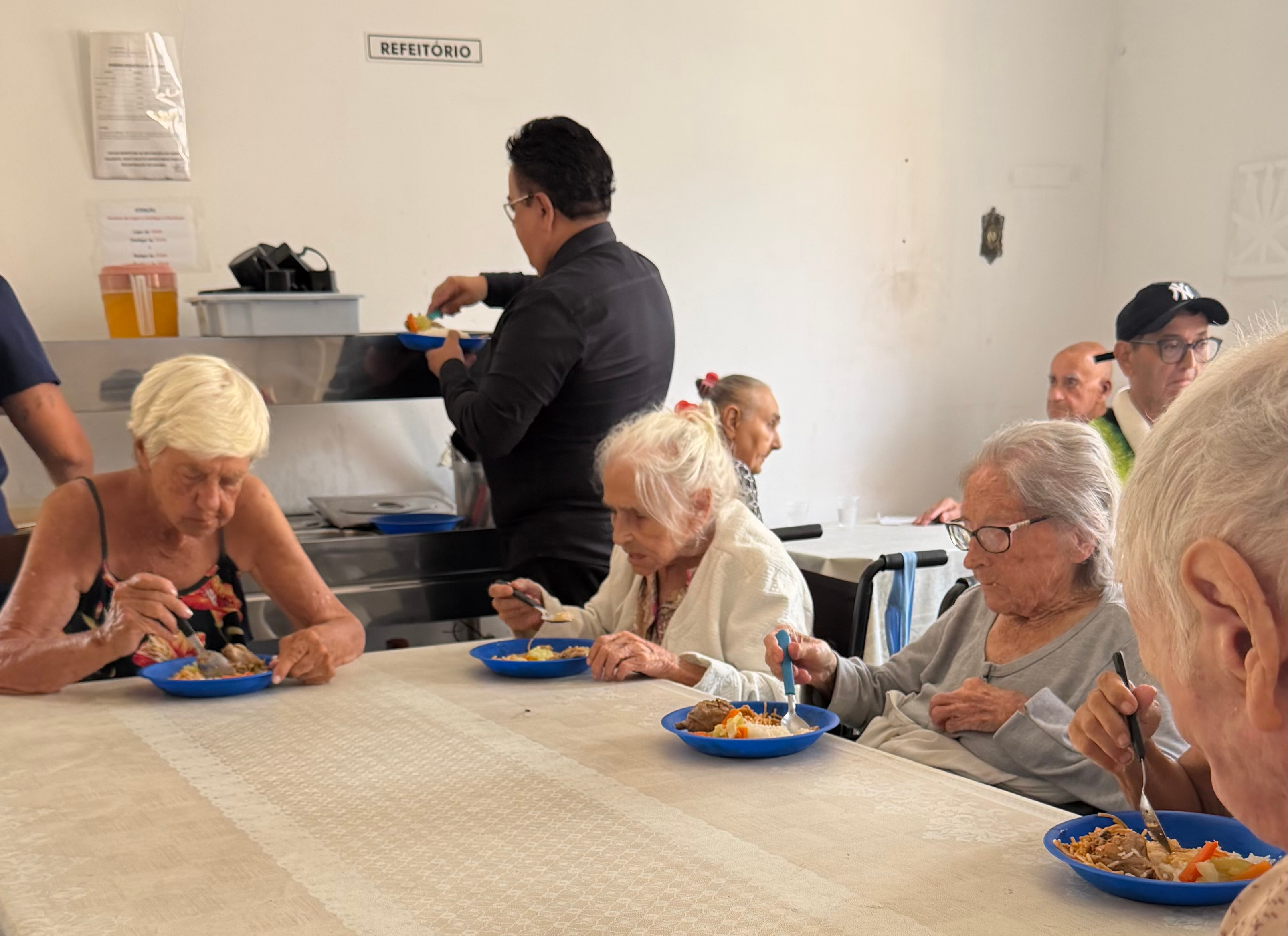 Idosos no refeitorio do Lar Leao de Juda
