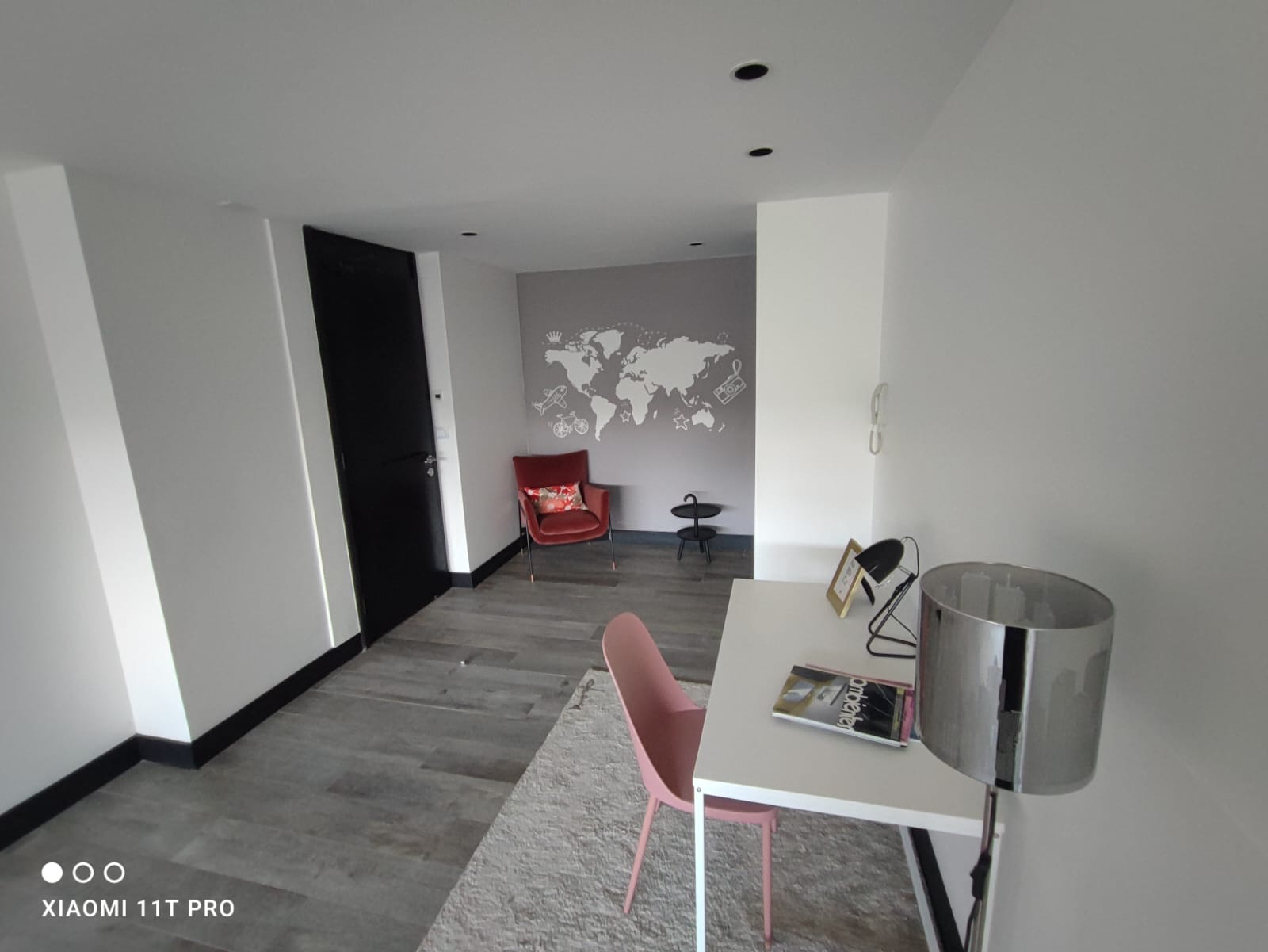 Interior moderno con escritorio