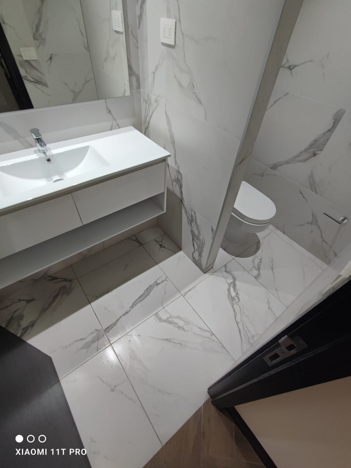 Baño moderno con acabados de mármol