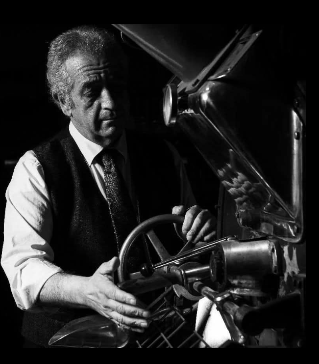 Roberto Messineo alla macchina di tostatura