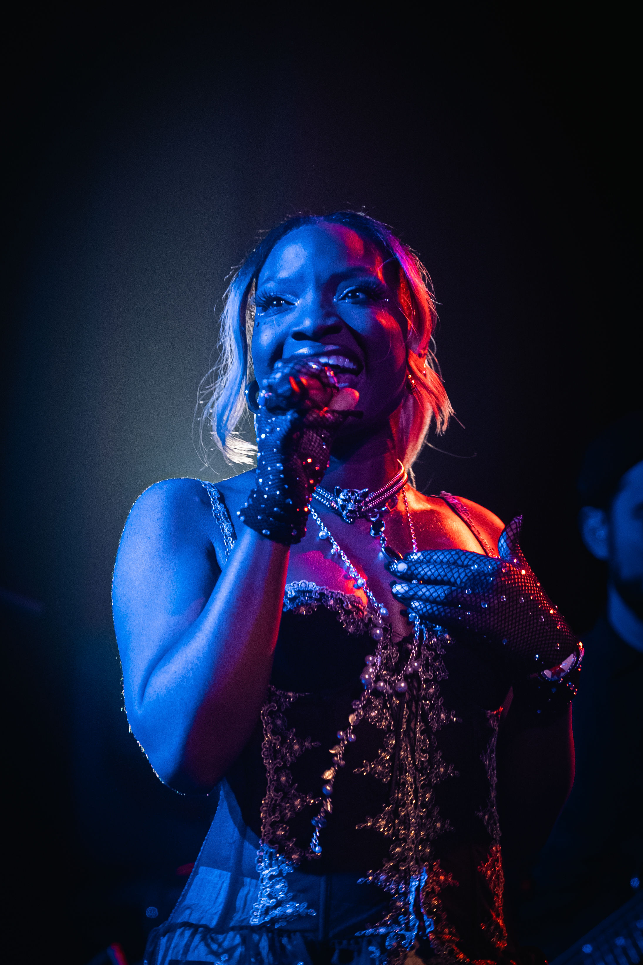 Sadé performing live