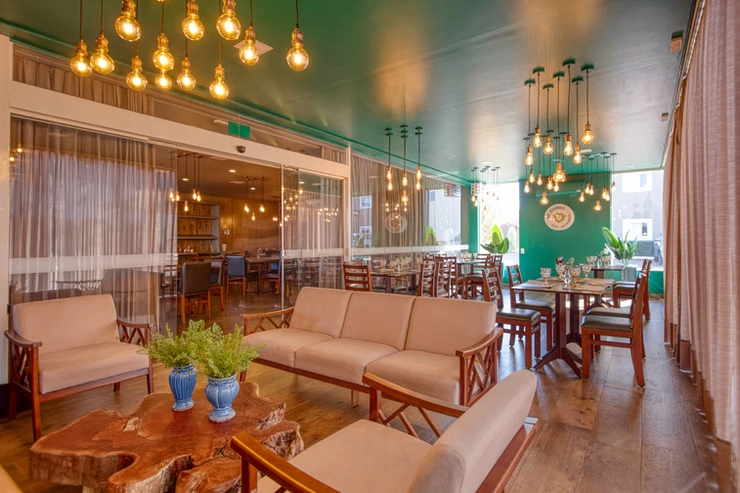 Salão do restaurante com sofás