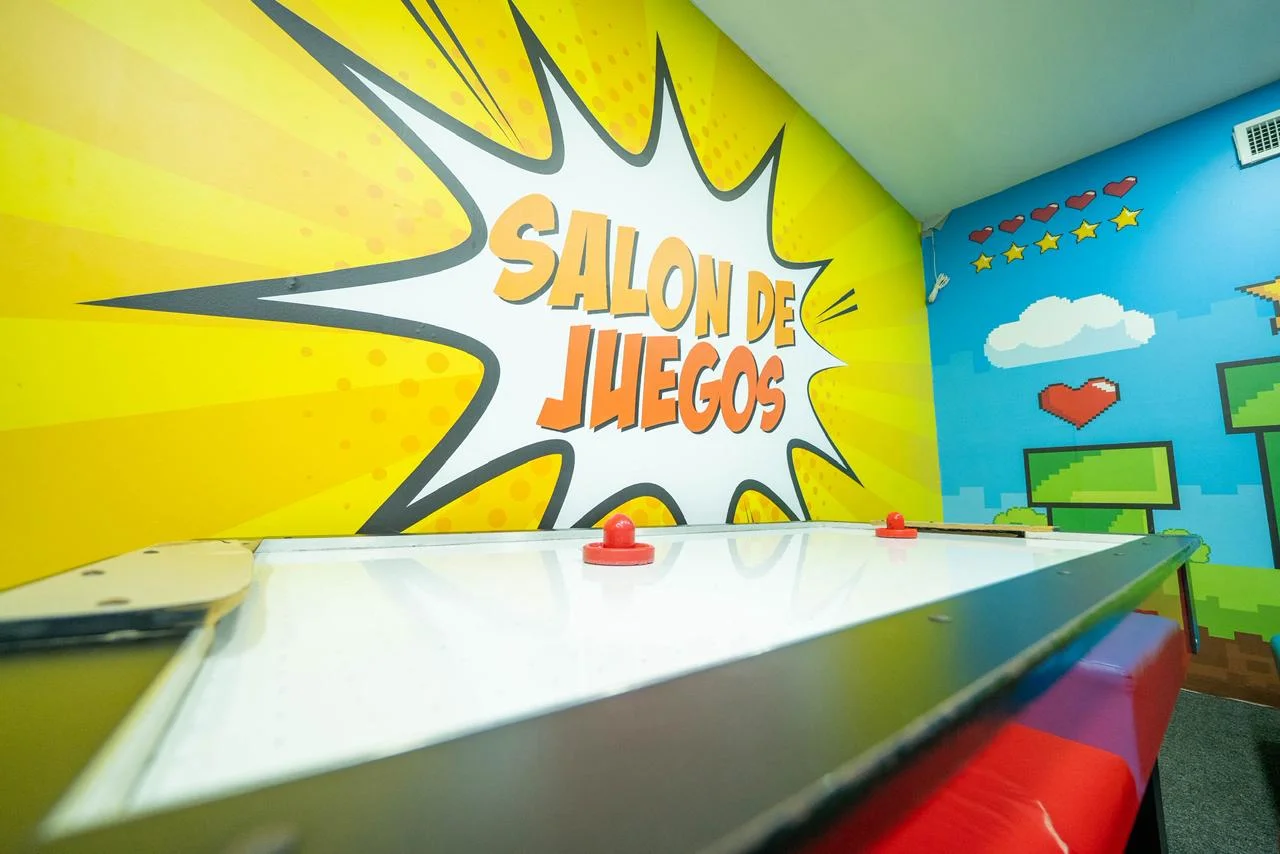 Salón de juegos con air hockey