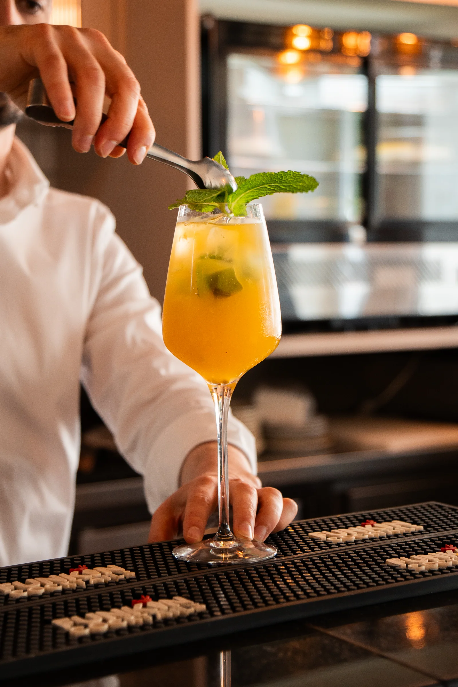 Bartender a preparar um cocktail com menta