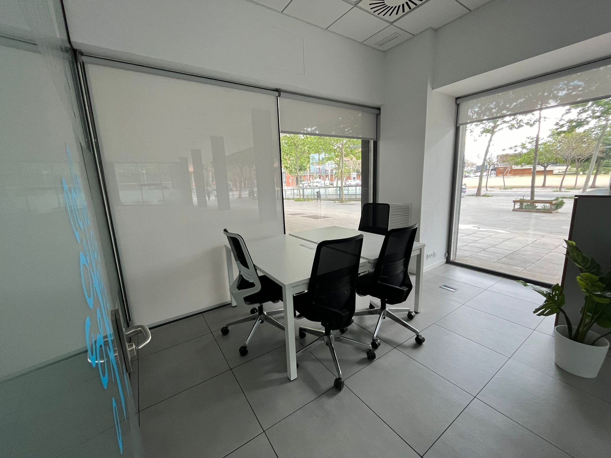 Oficina privada Saturno exterior con luz natural y mesa de reuniones