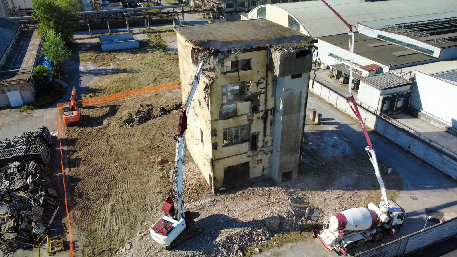 Demolizione controllata edificio civile