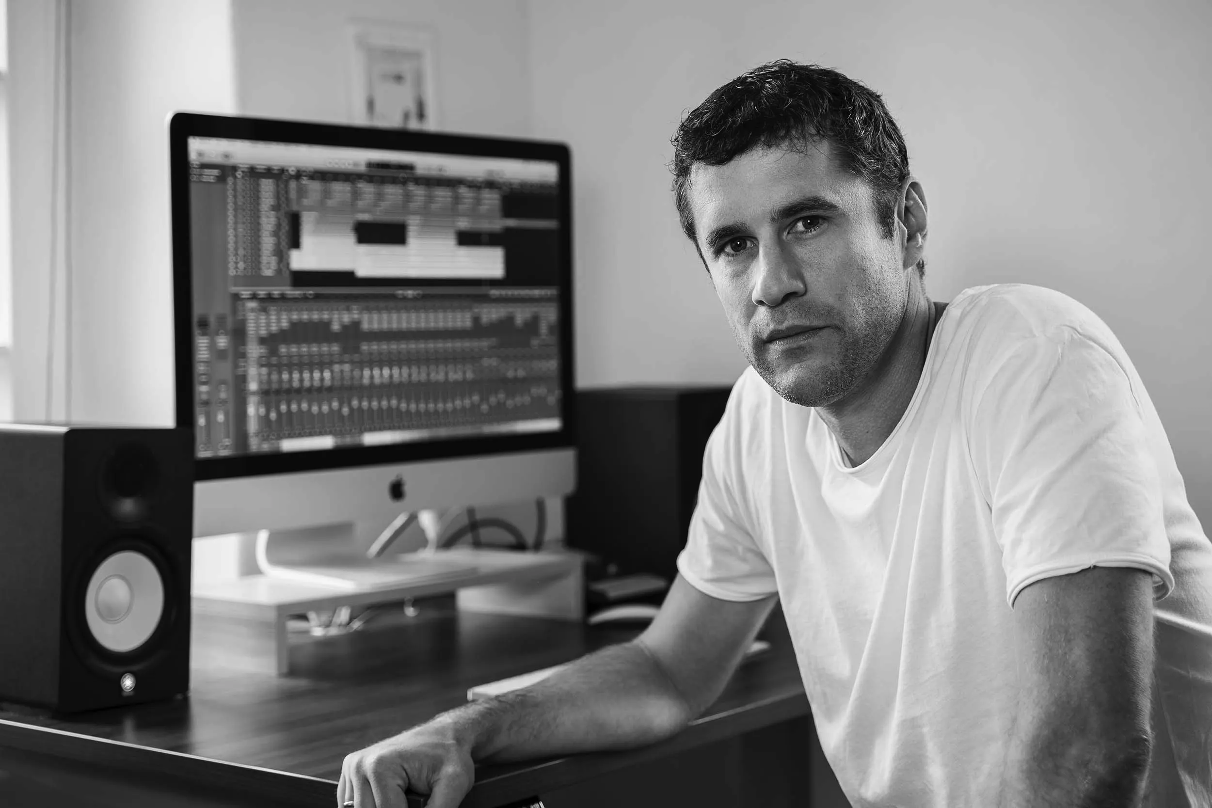 Simon Veigel im Musikstudio bei der Produktion