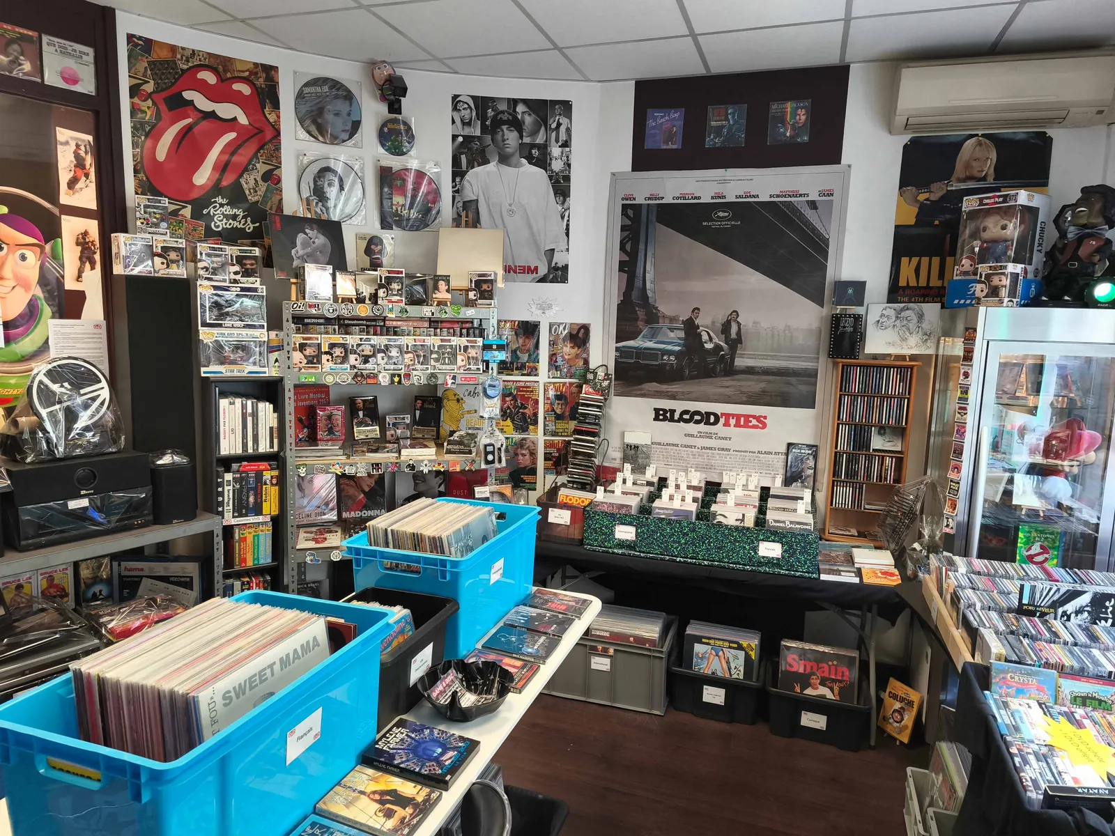 Interieur boutique - Collection vinyles Rolling Stones et DVD
