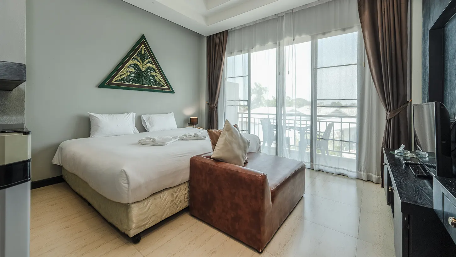 Sypialnia z balkonem i widokiem na palmy