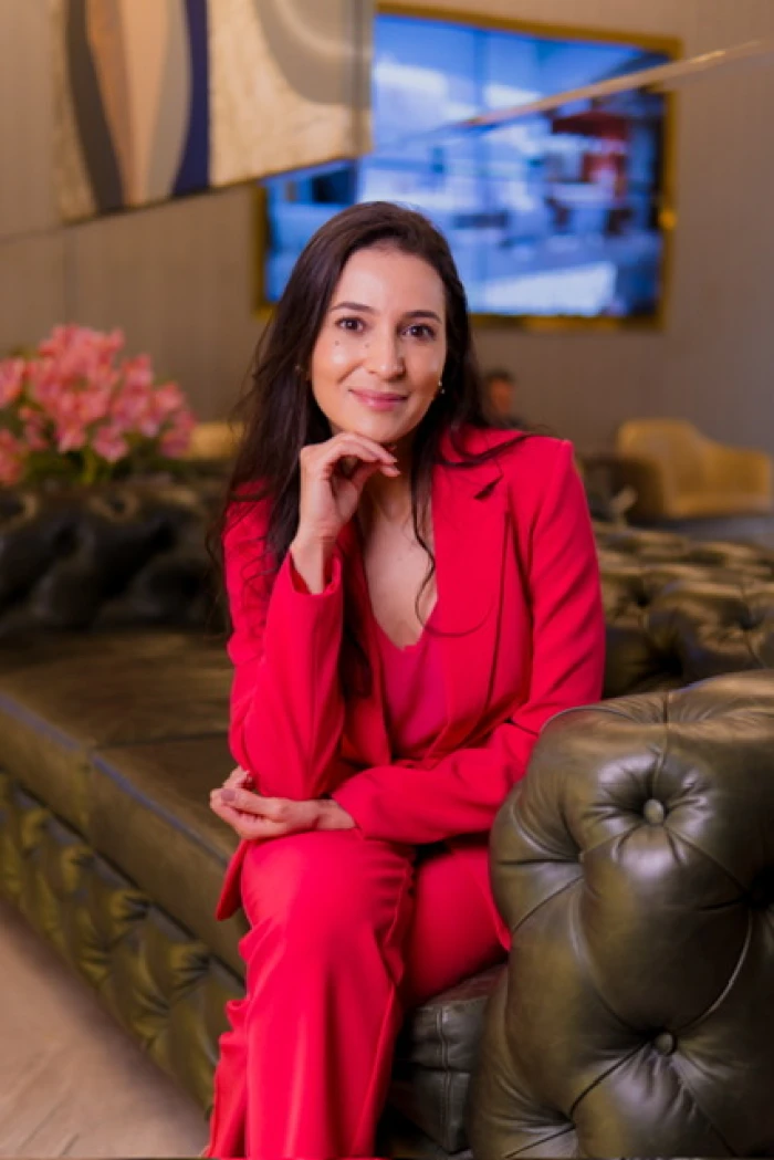 Dra. Carolina Paiva em seu consultório