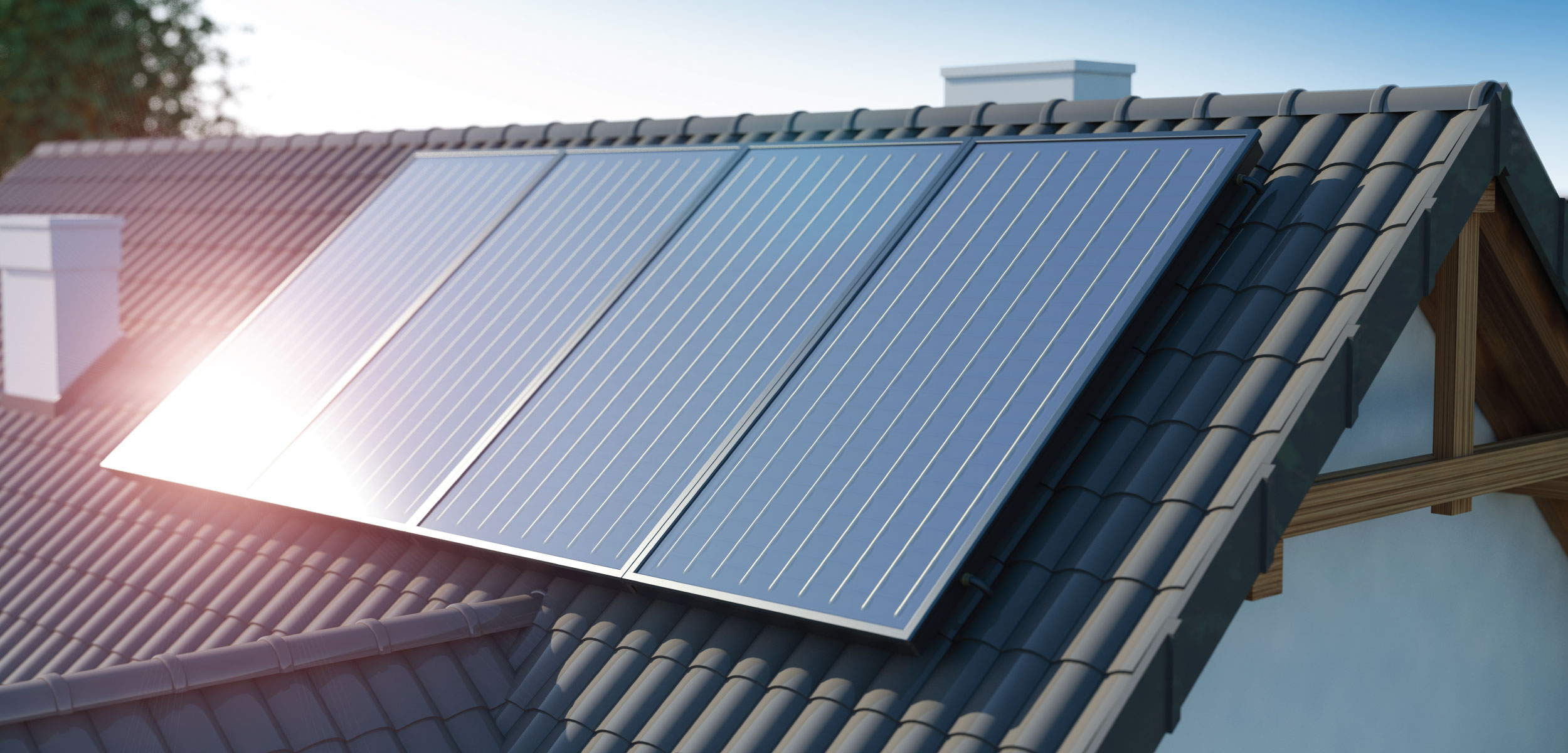 Pannelli solari premium installati su tetto con tegole grigie con luce solare calda