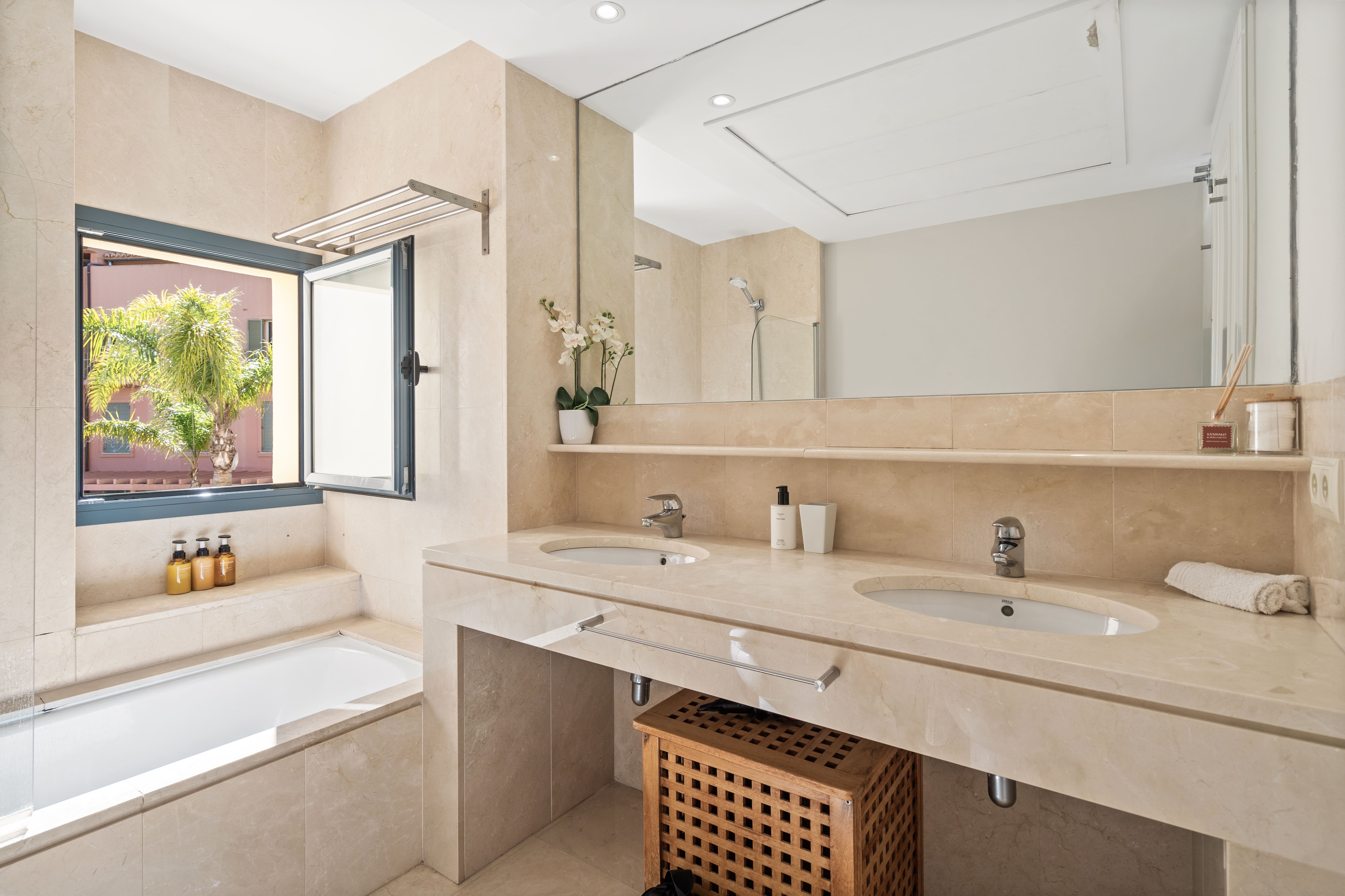 Sotogrande Alboaire - Bathroom with double sinks and palm tree views