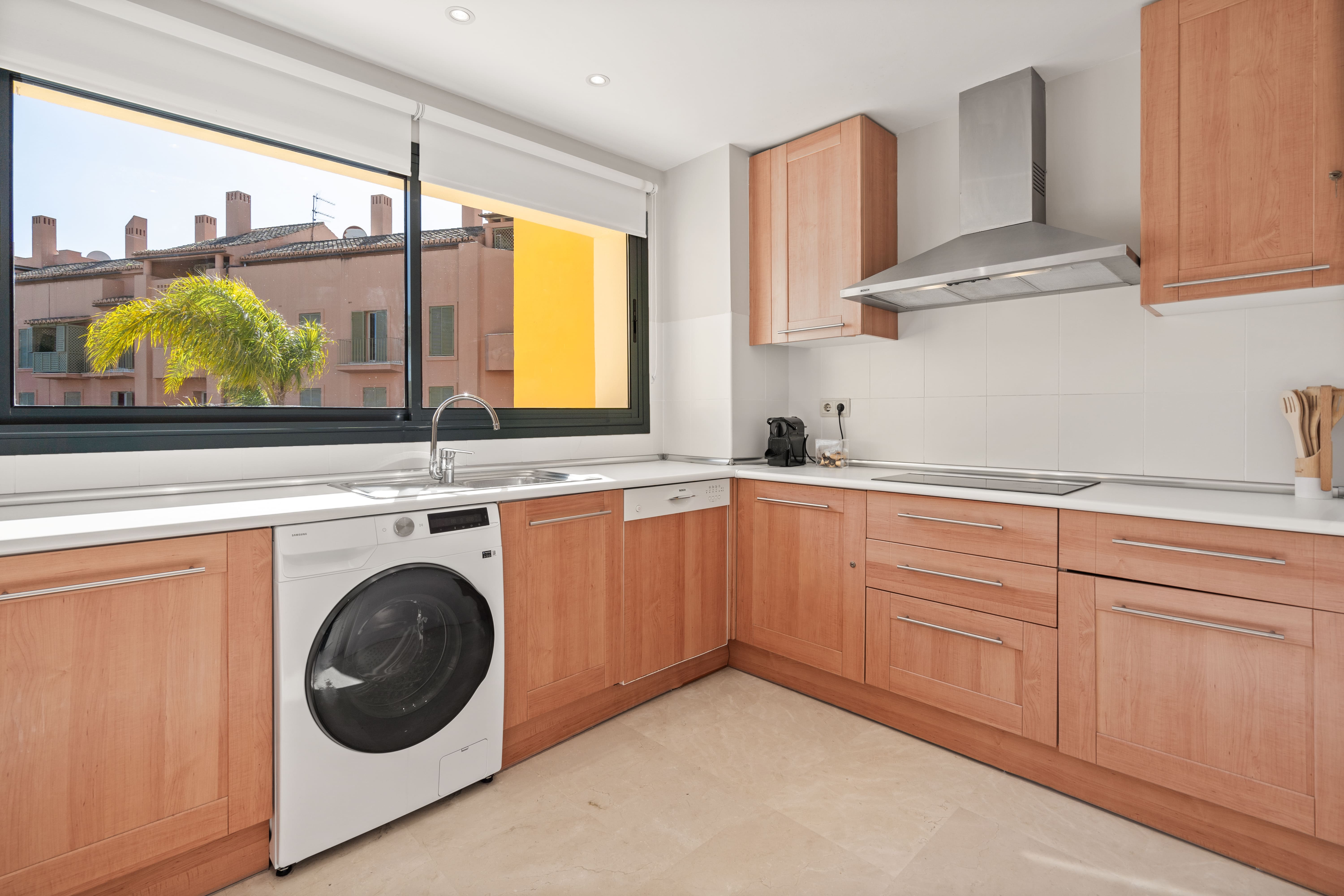 Sotogrande Alboaire - Kitchen with wooden cabinets and washing machine