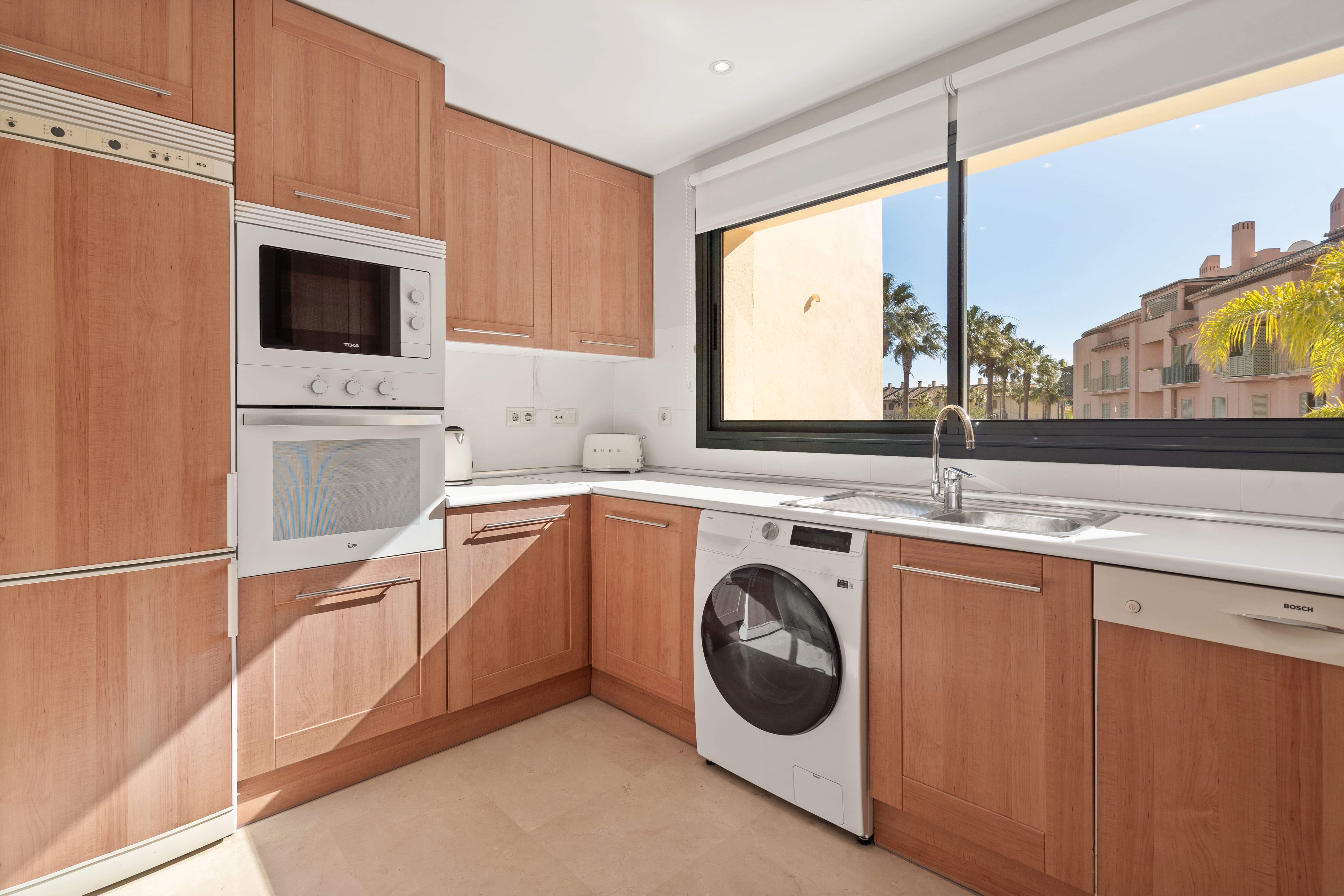 Sotogrande Alboaire - Kitchen with wooden cabinets and views