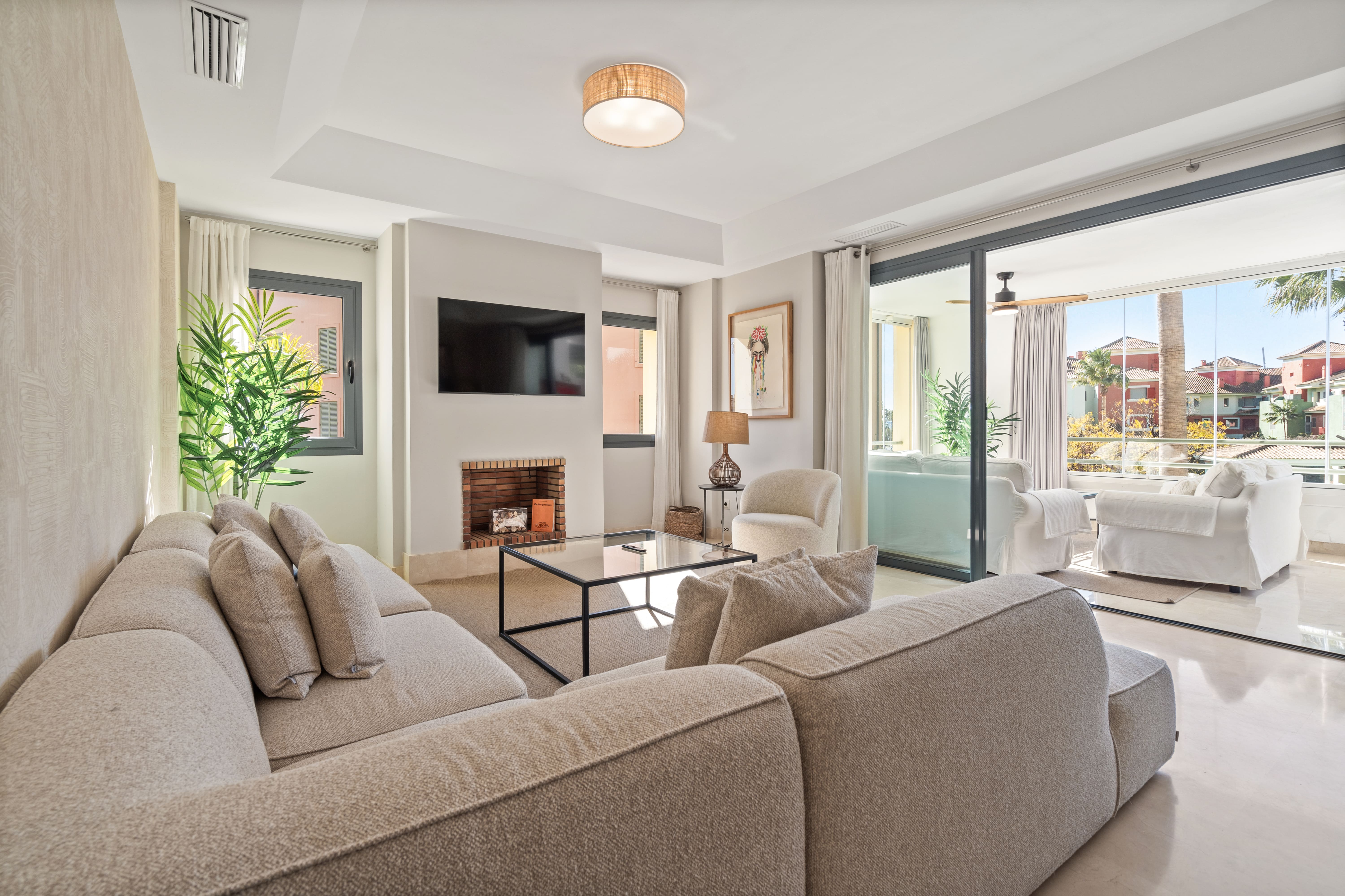 Sotogrande Alboaire - Bright living room with fireplace and terrace