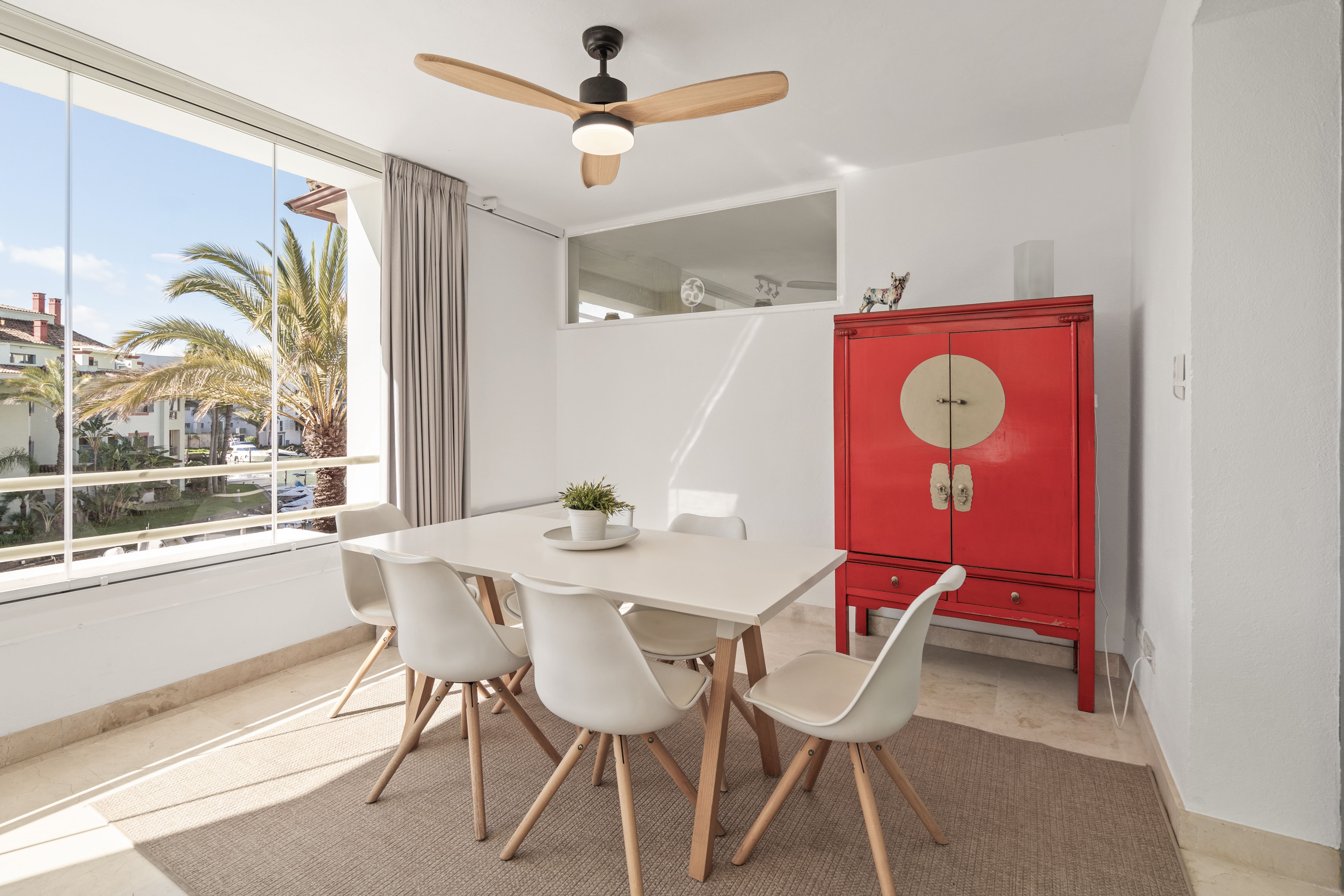 Sotogrande Alboaire - Dining area with red Chinese cabinet