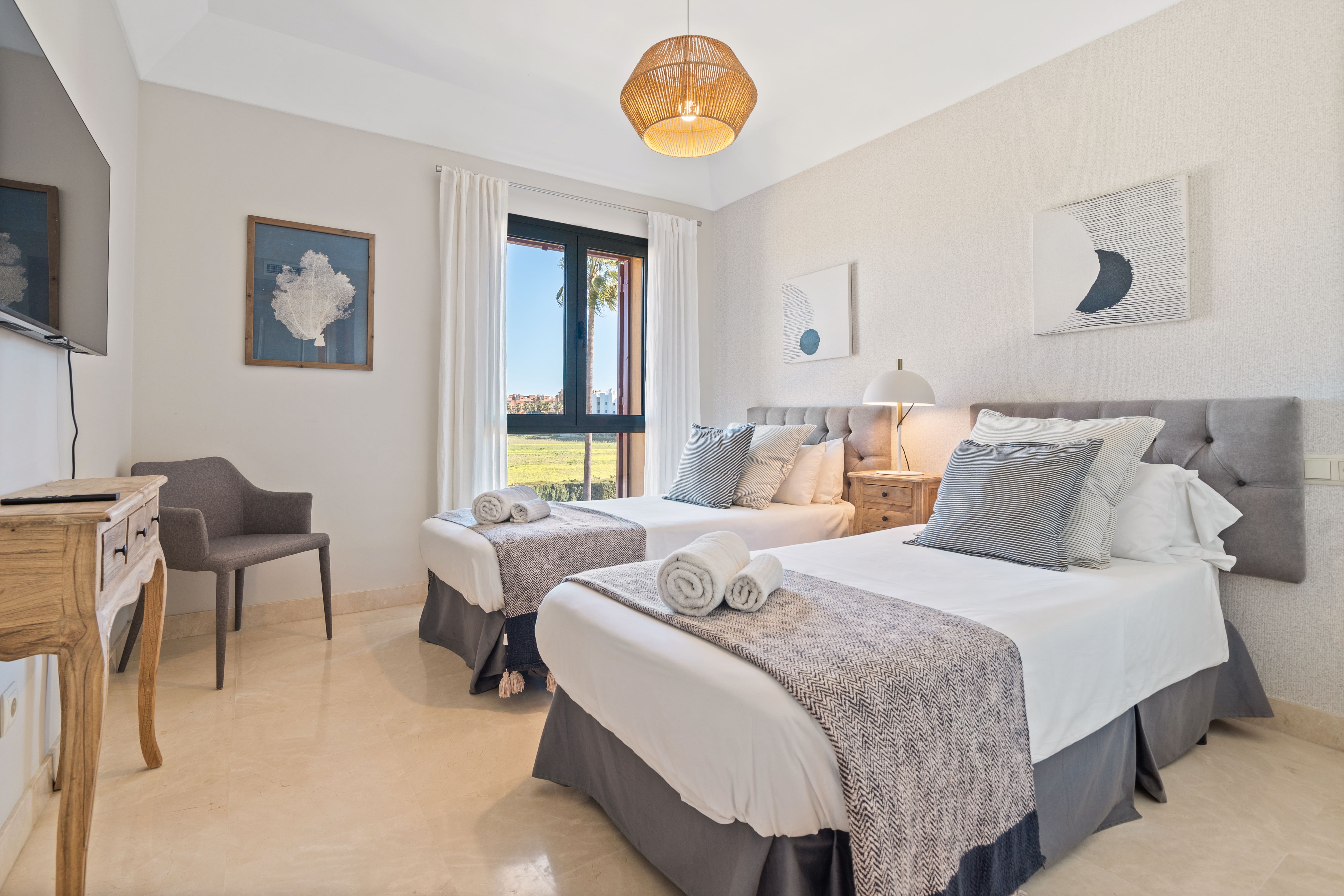 Sotogrande Alboaire - Master bathroom with double sinks and bathtub