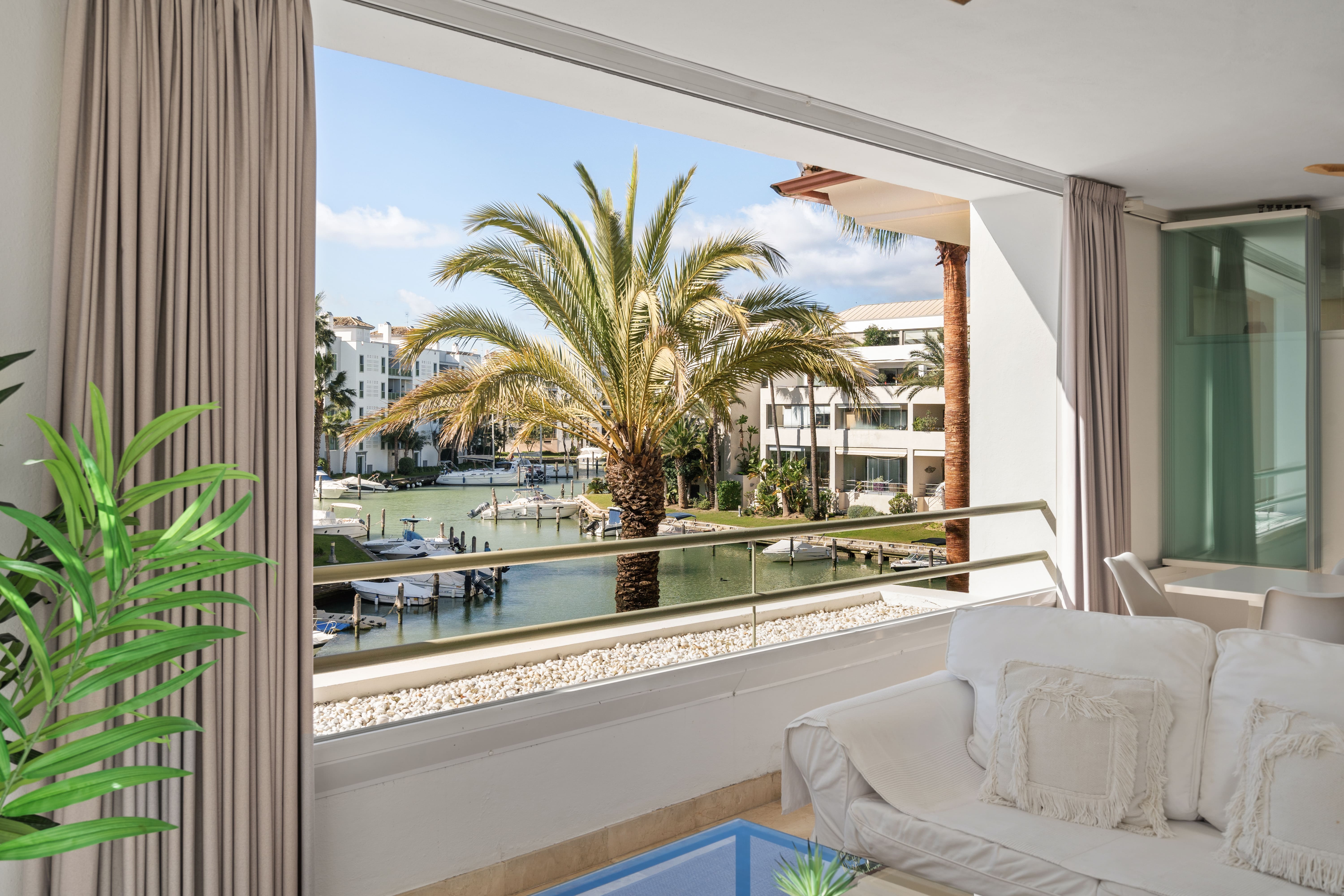 Sotogrande Alboaire - Terrace with marina and palm tree views