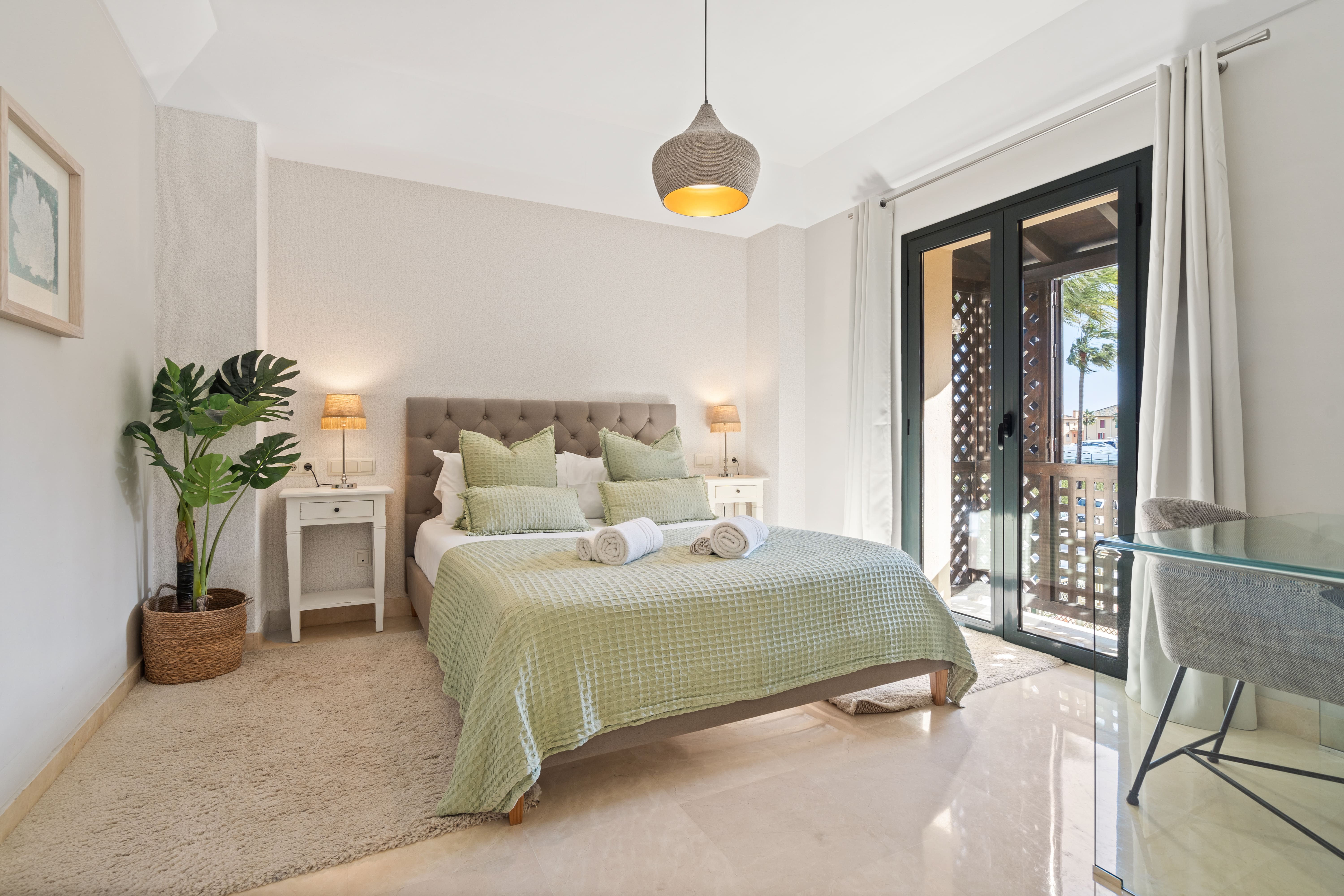 Sotogrande Alboaire - Bedroom with green accents and balcony