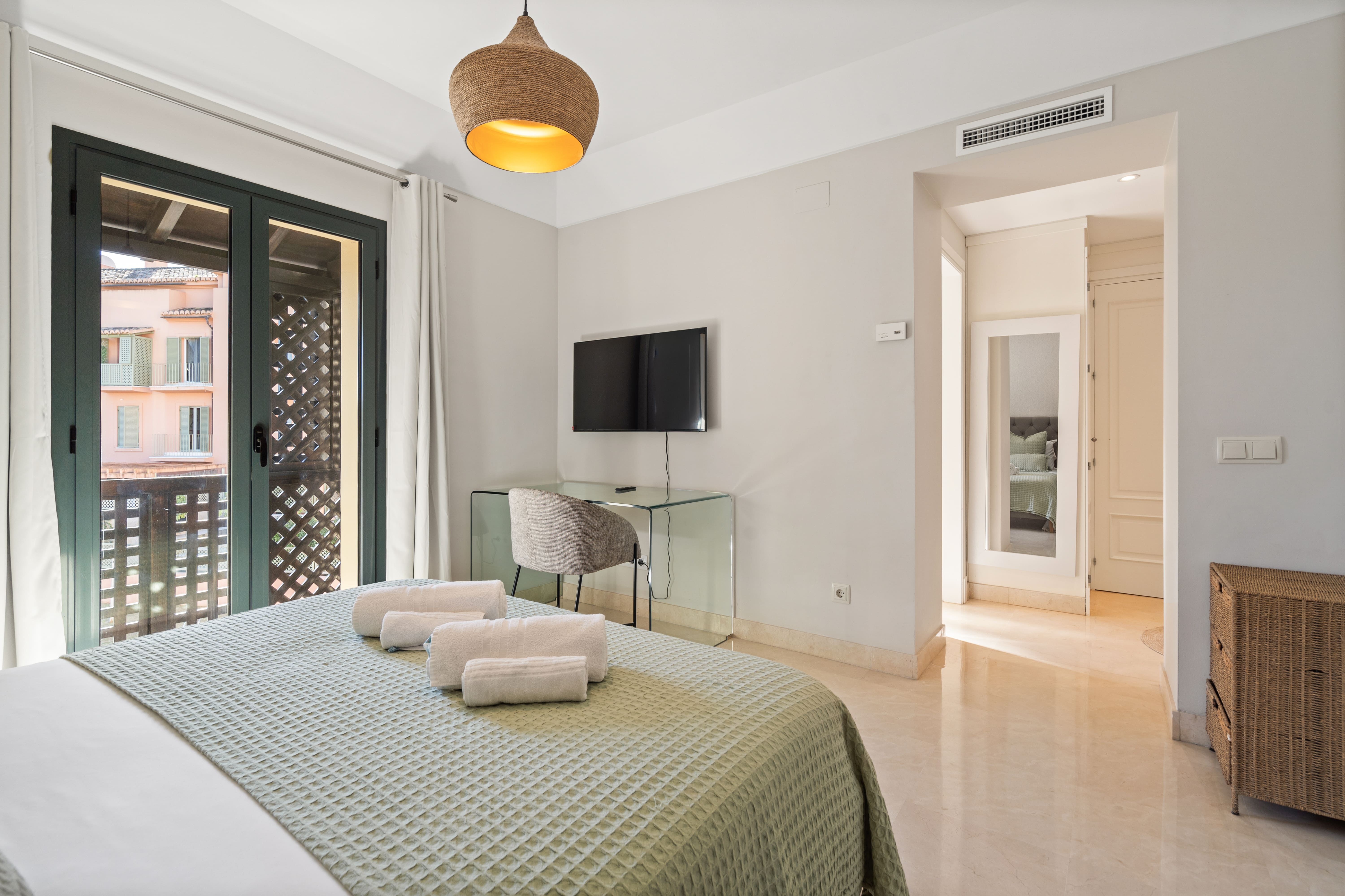 Sotogrande Alboaire - Bedroom with balcony and TV