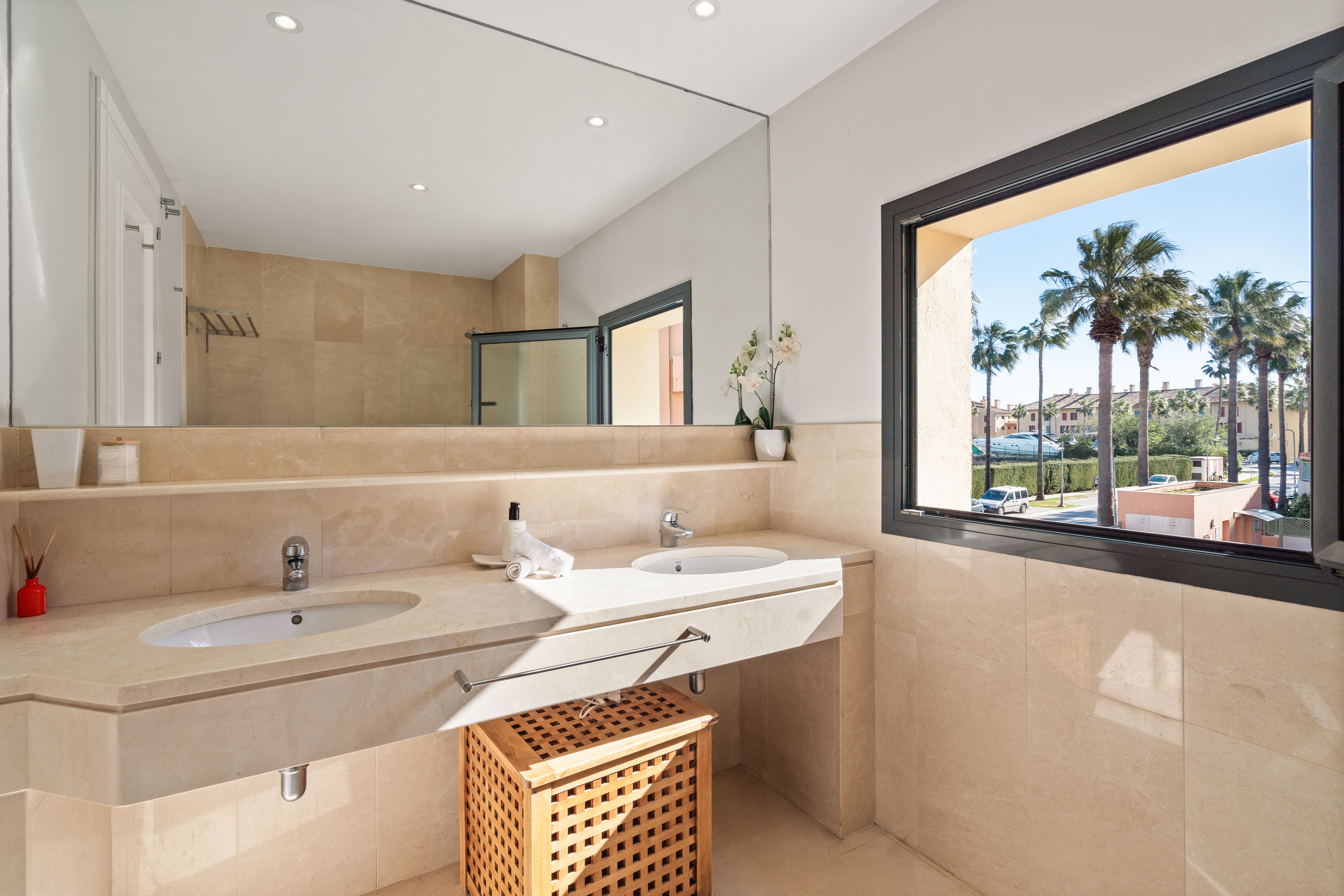 Sotogrande Alboaire - Bathroom with shower and toilet