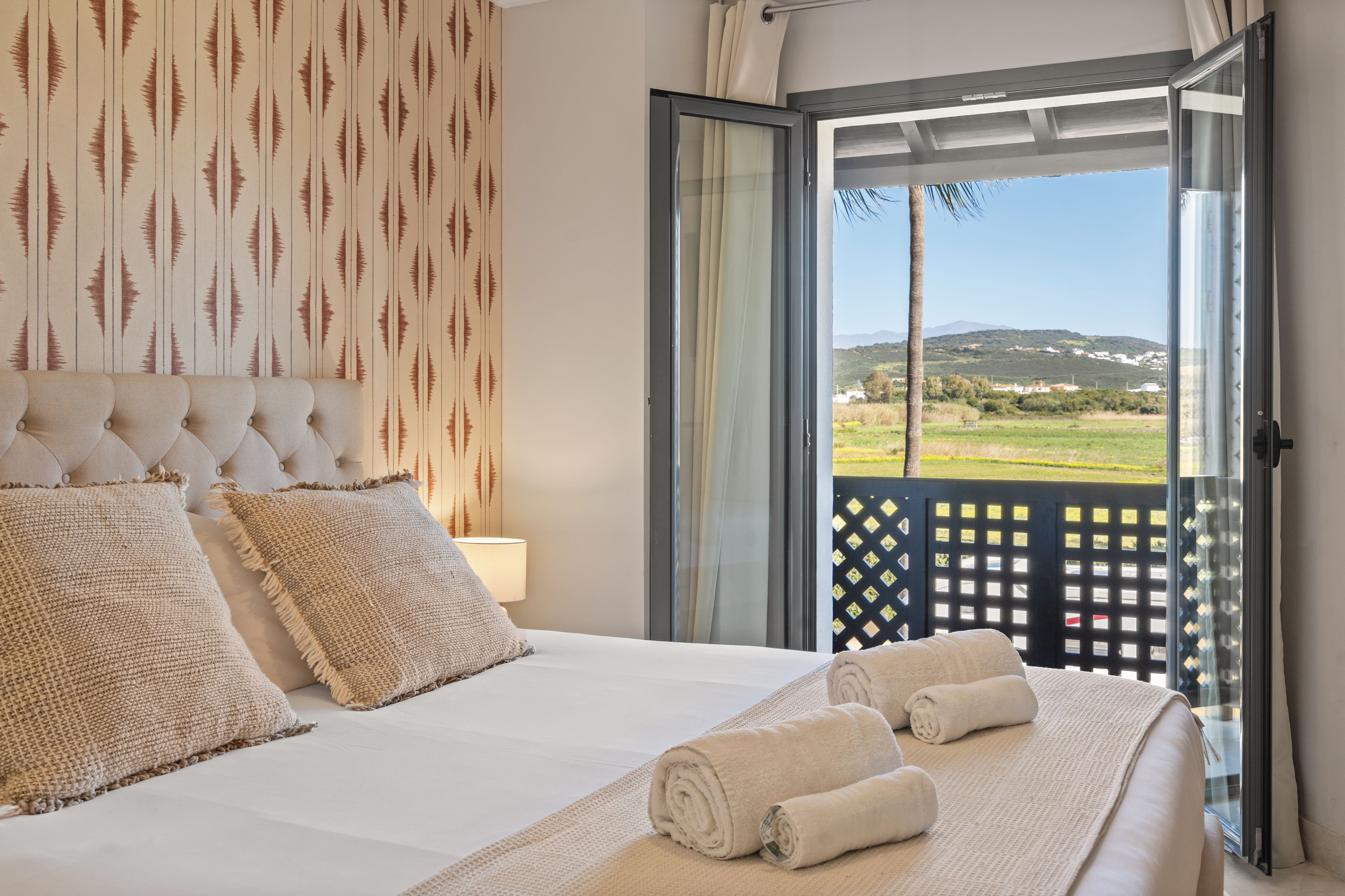 Sotogrande Alboaire - Bedroom with balcony and countryside views