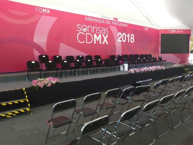 Escenario profesional con tarima negra y panel decorativo rojo para evento Sonrisas CDMX 2018