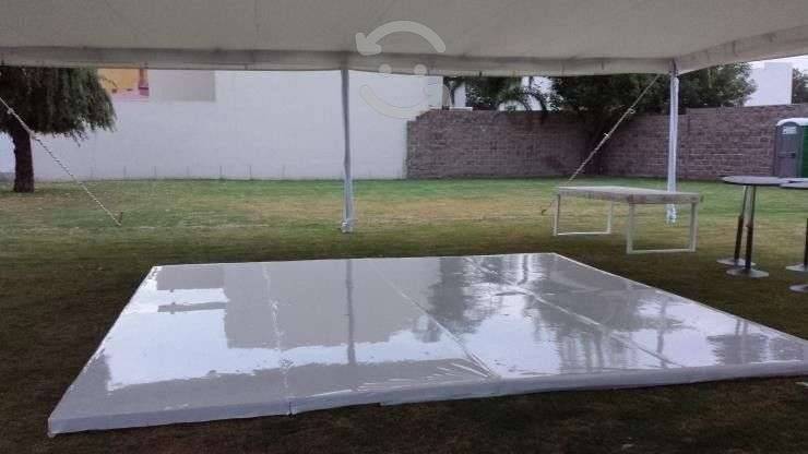 Tarima reflectante pequeña en jardín verde bajo carpa de protección con estructura de soporte