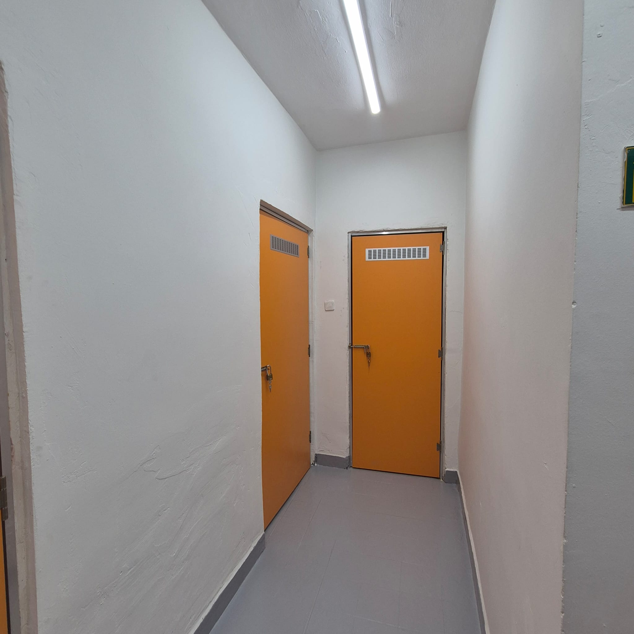 Temiz ve rutubetsiz kiralık depo alanında kilitli havalandırmalı odalar