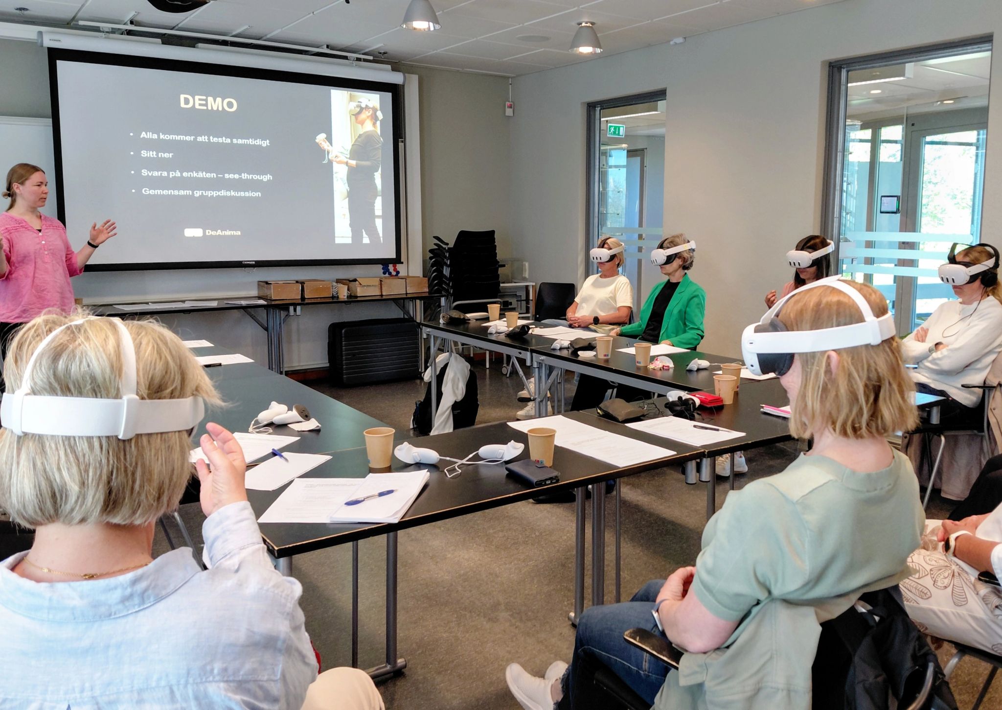 Grupp deltagare med VR-headsets under ADX utbildningstillfälle