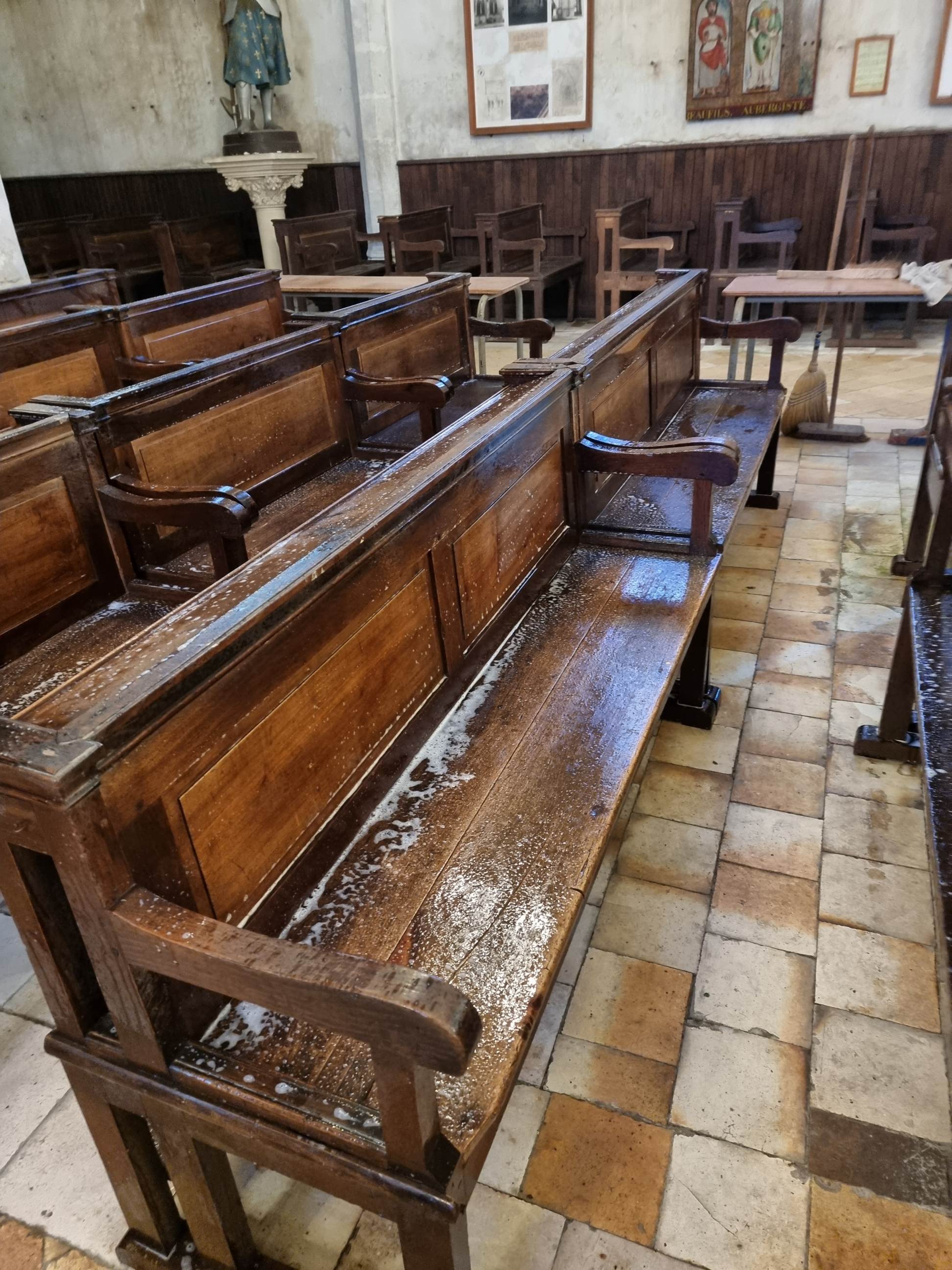 Traitement du bois ancien : restauration des bancs d'eglise