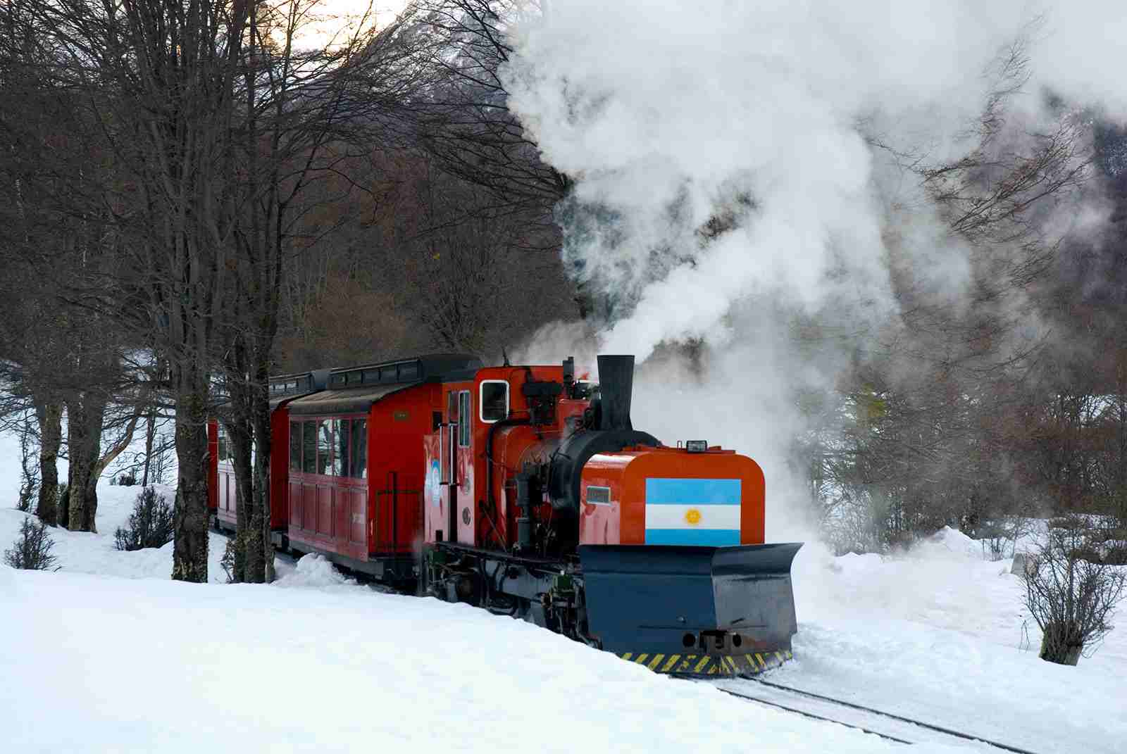 Trem do Fim do Mundo cortando a neve em Ushuaia, Terra do Fogo, Argentina